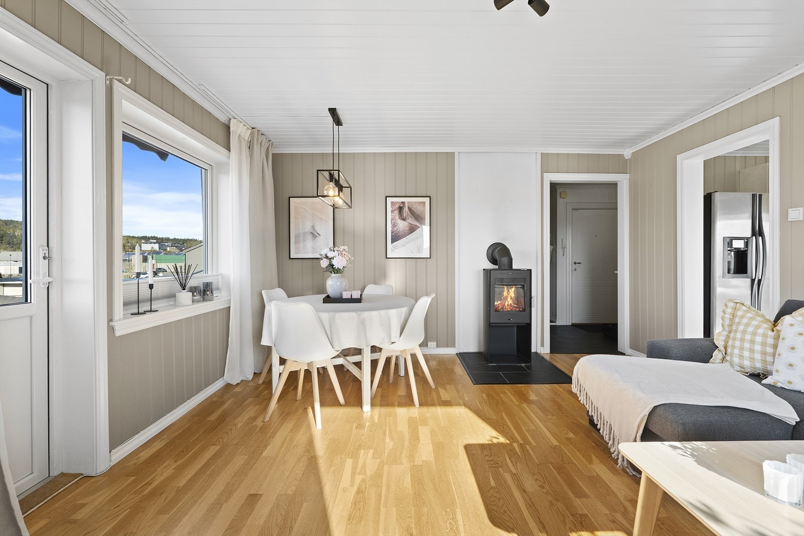 Fra stuen er det utgang til boligens solrike, vestvendte veranda. Galleribilde
