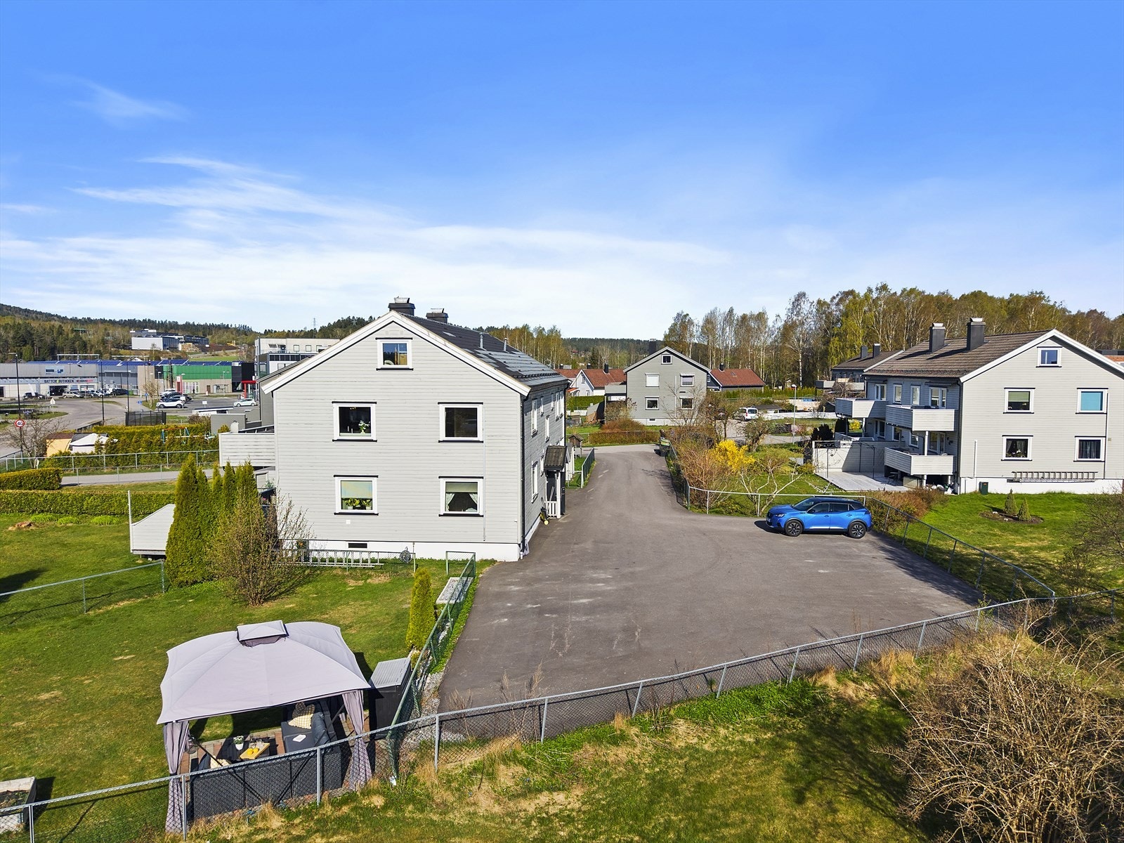 Eiendommen ligger sentralt på Kjørbekk, med felles asfaltert parkeringsareal og opparbeidet tomt. Galleribilde