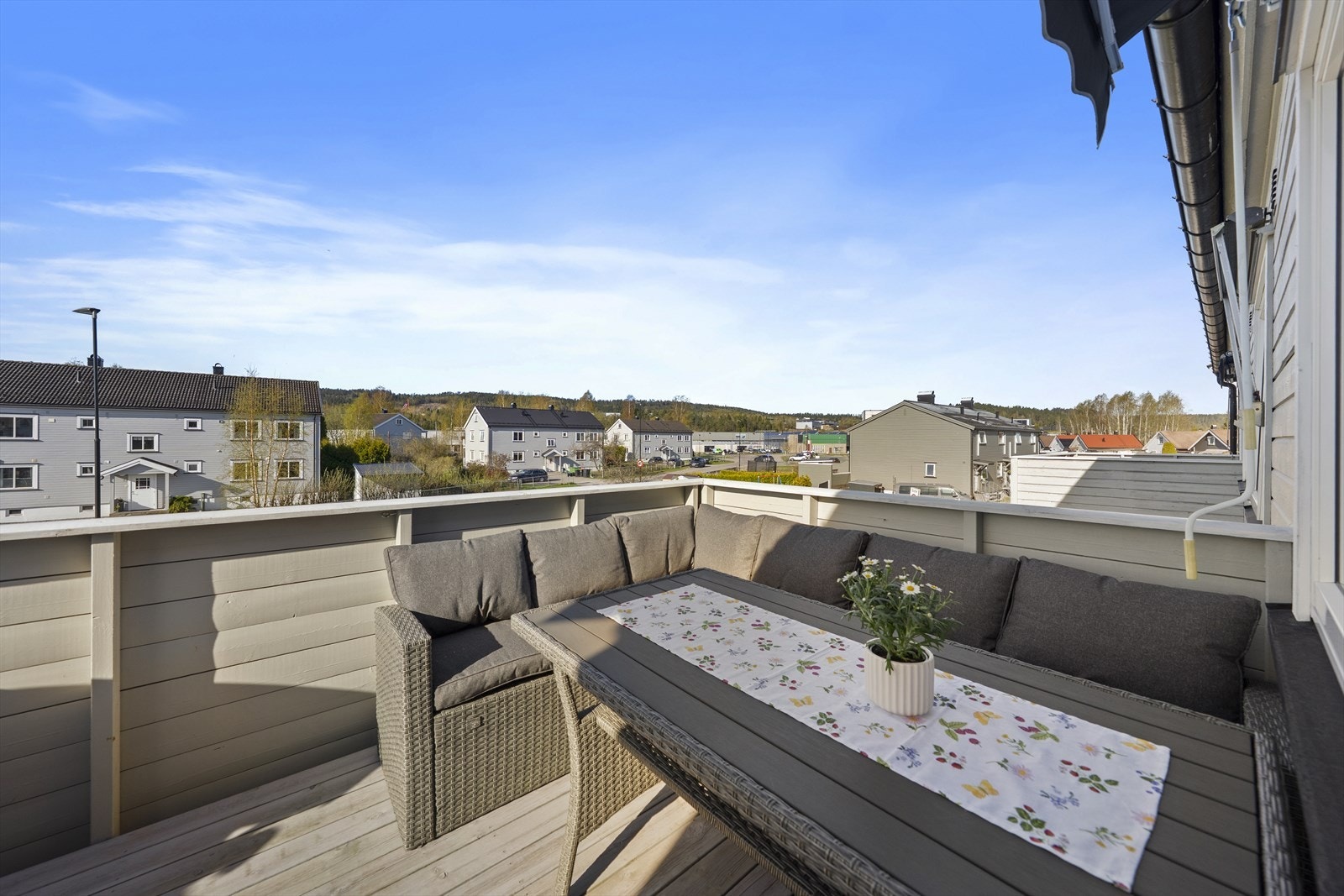 Her har man plass til en hyggelig sittegruppe med utemøbler. Galleribilde