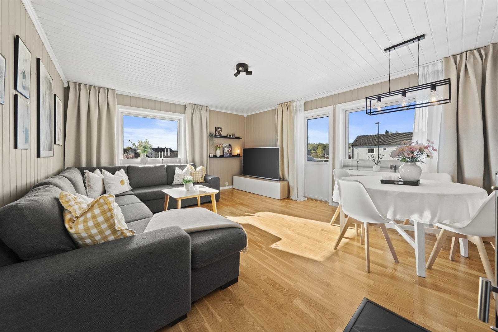 Stuen er lys og romslig med store vindusflater som slipper inn mye naturlig lys og skaper en luftig atmosfære. Galleribilde
