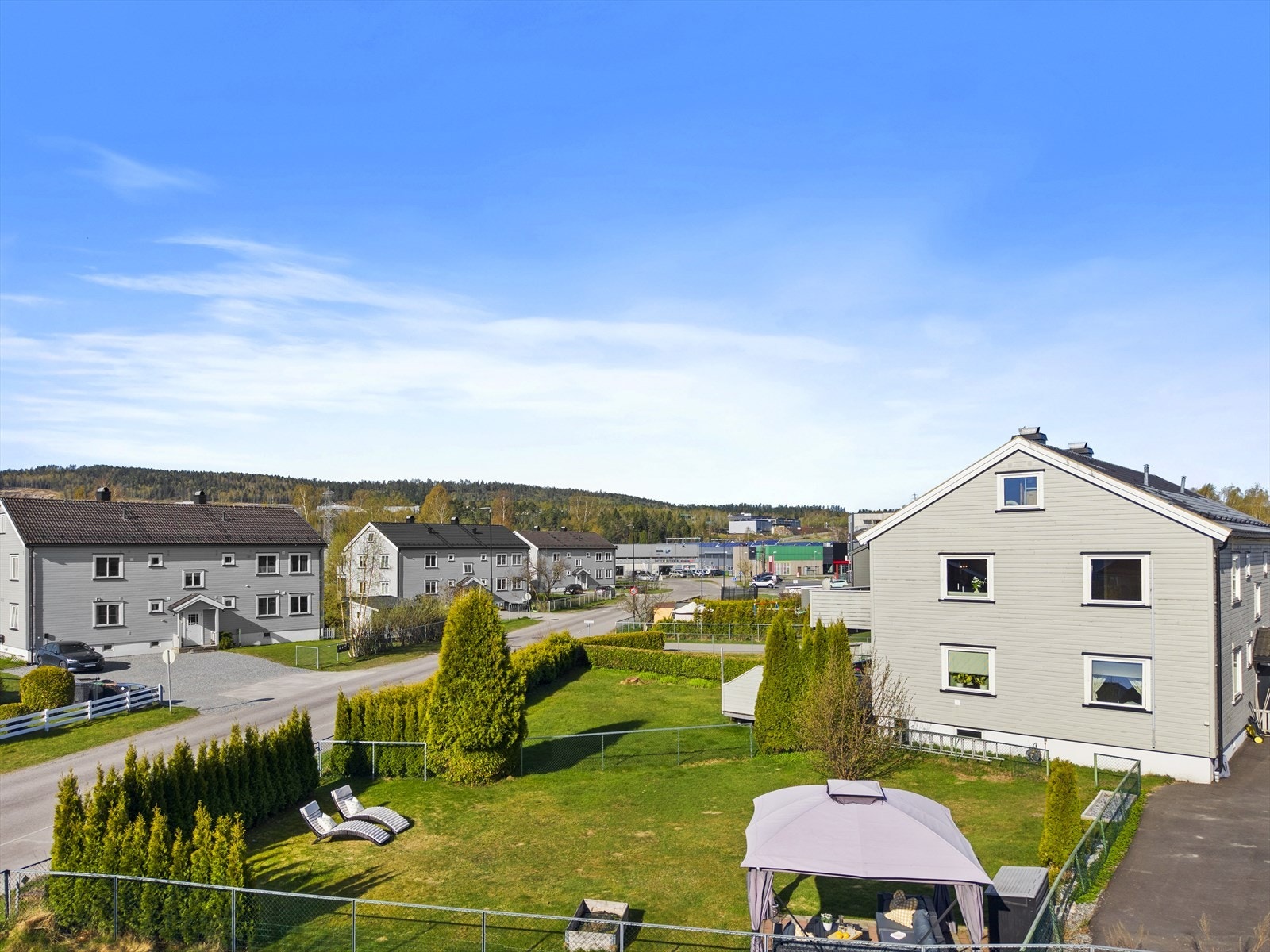 Et etablert og rolig boligområde med kort vei til både servicetilbud og skoler. Galleribilde