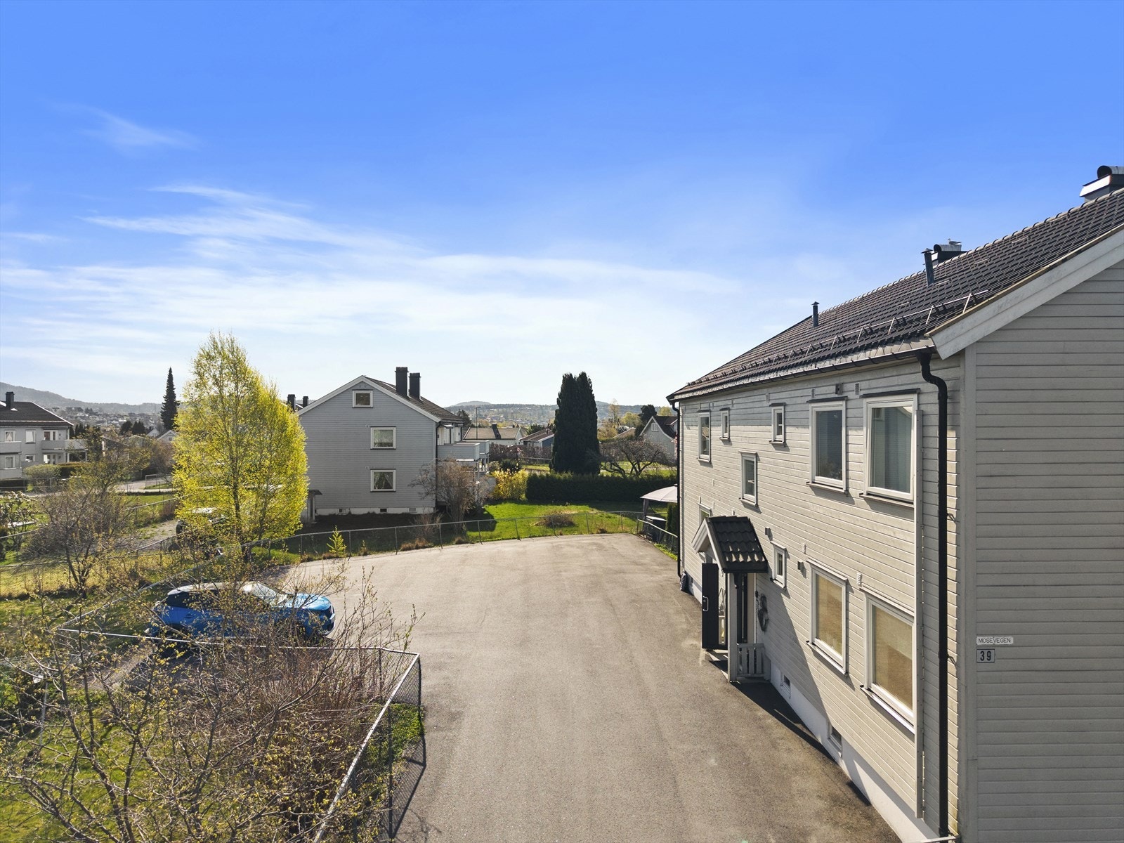 Asfaltert adkomst og felles parkeringsplasser for beboerne. Galleribilde