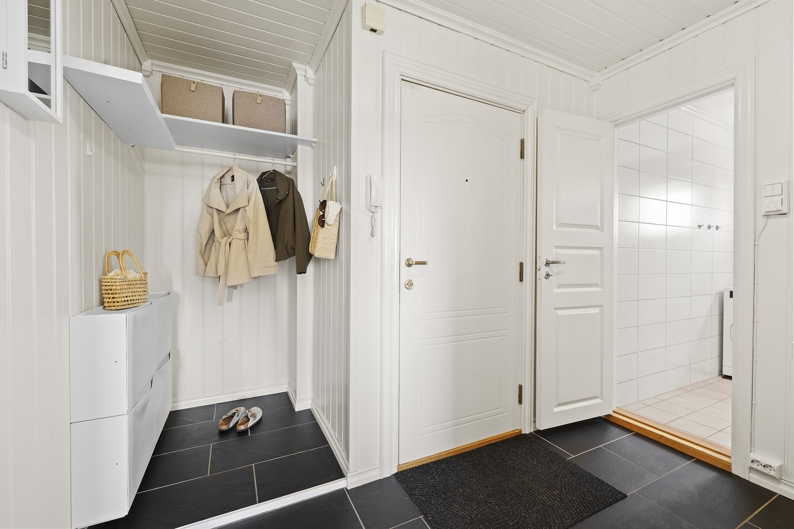 Her ønskes man velkommen inn i en lys og praktisk entré med god plass for opphengsløsninger, skohyller og garderobeskap/kommode. Galleribilde