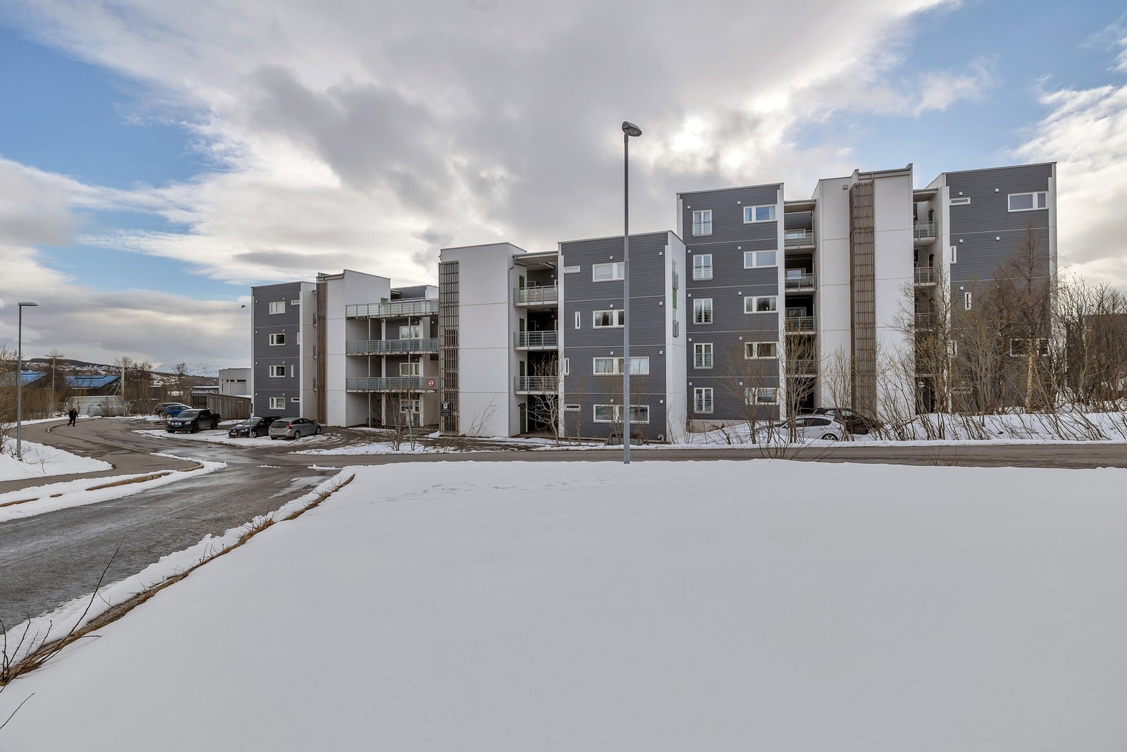 Det er enkel adkomst til leiligheten fra trappeoppgang eller heis Galleribilde