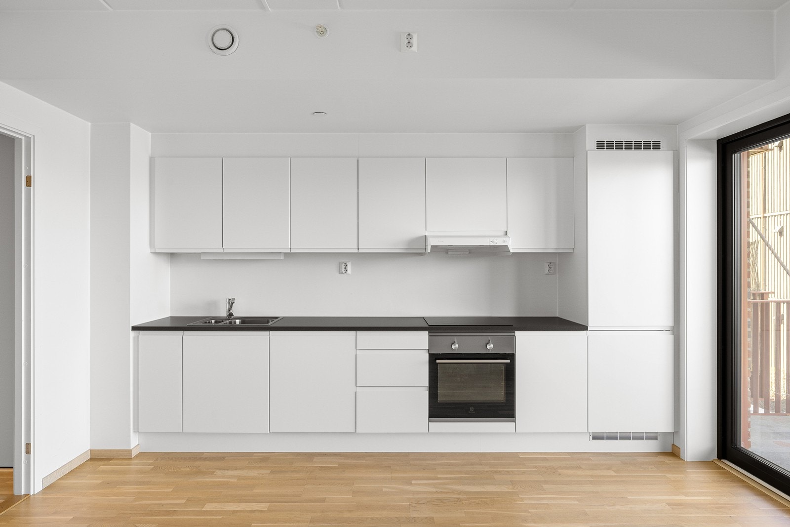 Kjøkkenet har en stilren innredning fra kvalitetsleverandøren Sigdal med laminert benkeplate. Galleribilde