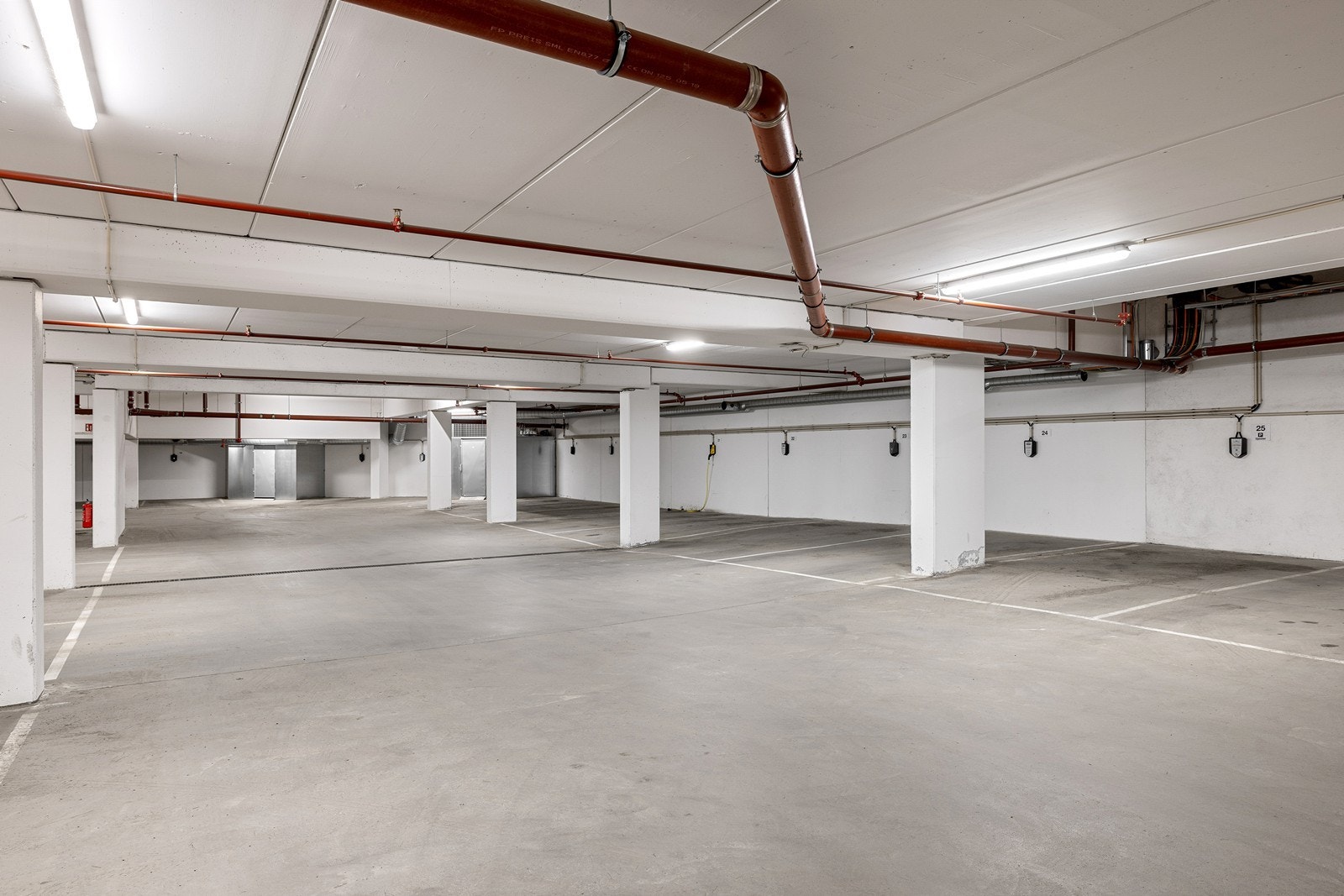 Det medfølger ikke parkeringsplass. Sameiet disponerer 8 gjesteparkeringsplasser i parkeringskjeller og 2 parkeringsplasser ute merket med gjesteskilt. Galleribilde