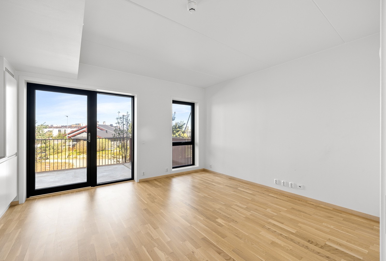 Fra stuen er det direkte utgang til en nordvest-vendt, overbygd balkong på ca. 9 m² med moderne rekkverk i stål/aluminium. Galleribilde