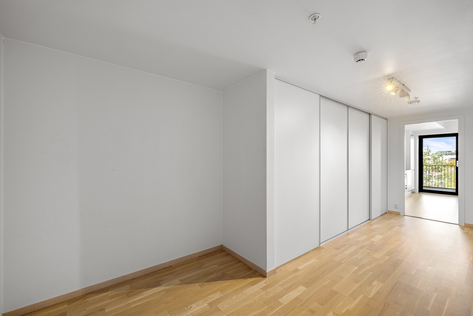 Vannbåren gulvvarme og balansert ventilasjon starter allerede her noe som sikrer en stabil og god innekomfort i hele leiligheten. Galleribilde