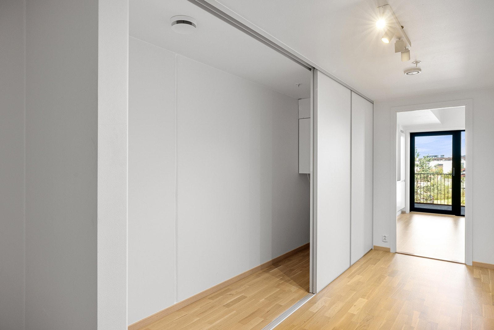 Entréen er praktisk innredet med en romslig skyvedørsgarderobe som gir gode oppbevaringsmuligheter for yttertøy og sko Galleribilde