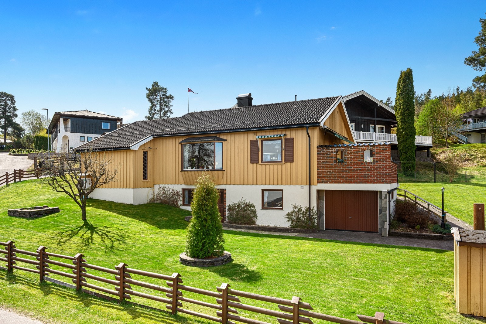 BEST EIENDOMSMEGLER AS SKIEN - SKOGPLASSENE - Innholdsrik og velholdt enebolig - Solrike uteplasser -