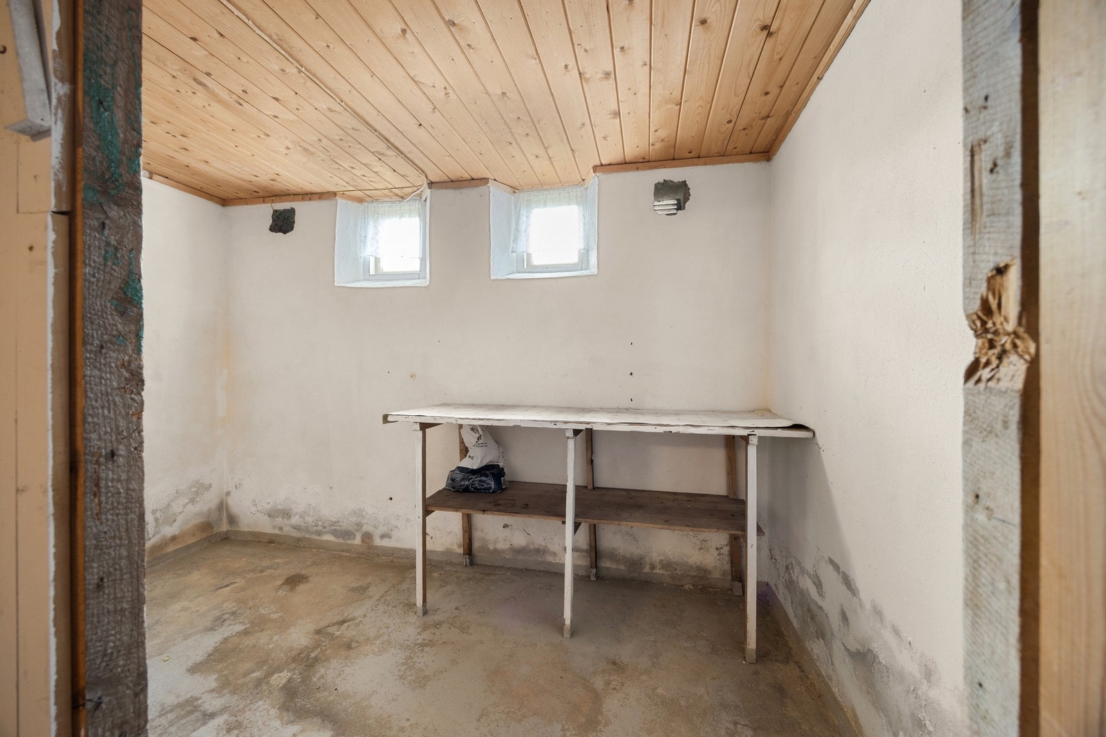 Kjelleren er innredet med fire boder/lagerrom Galleribilde