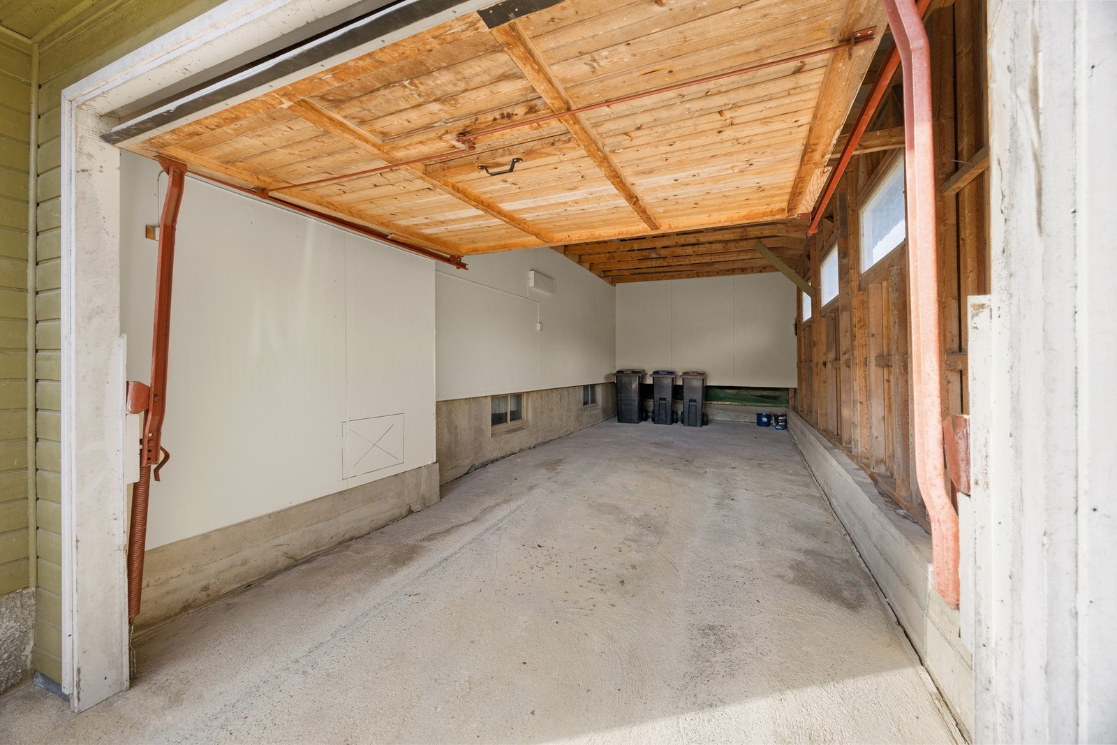 Romslig garasje Galleribilde