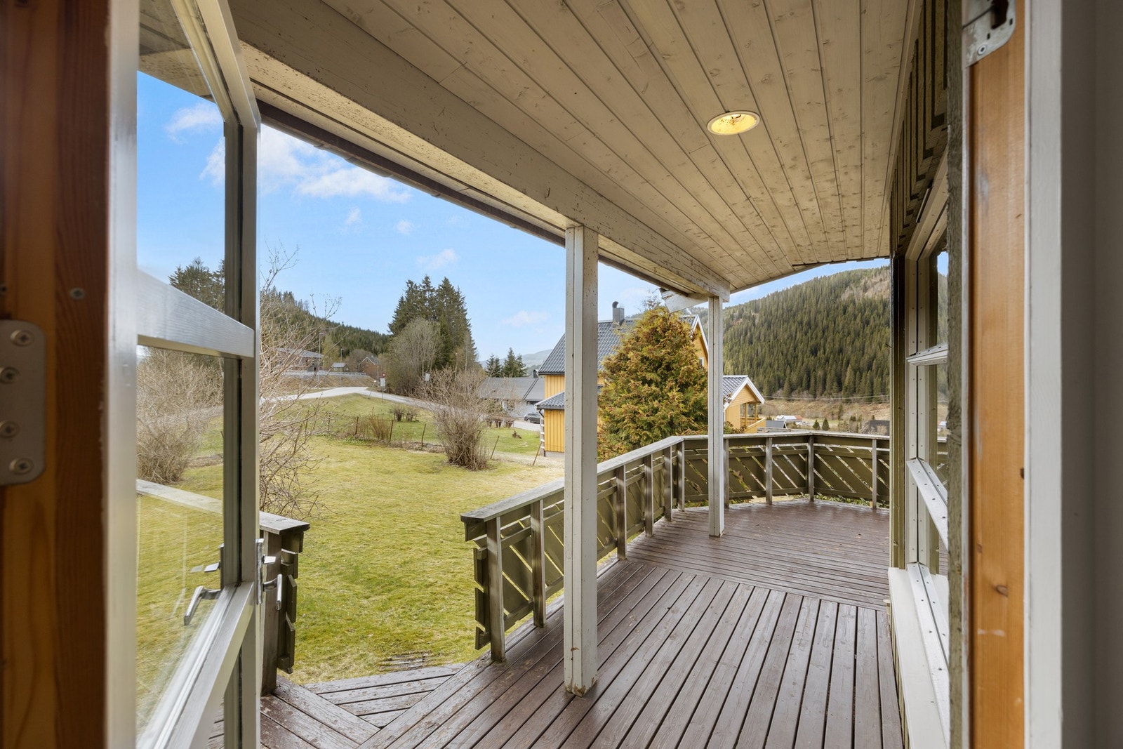 Fra stuen er det to dører ut til terrasse Galleribilde