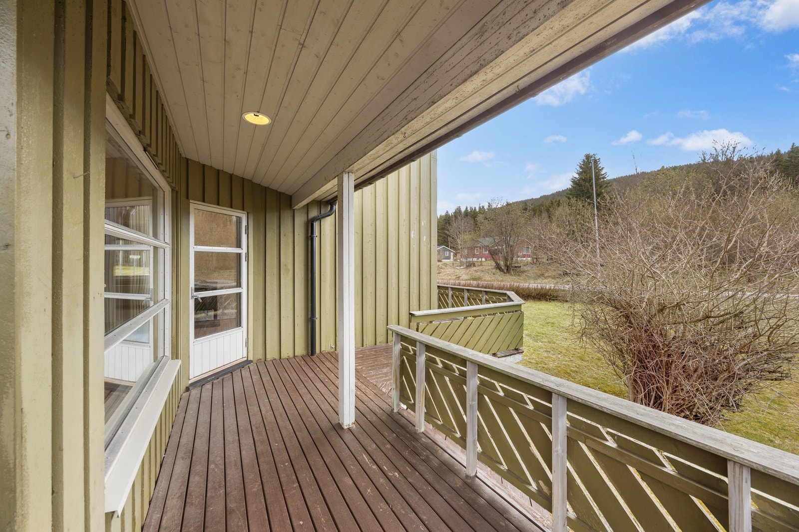Delvis takoverbygd med belysning Galleribilde
