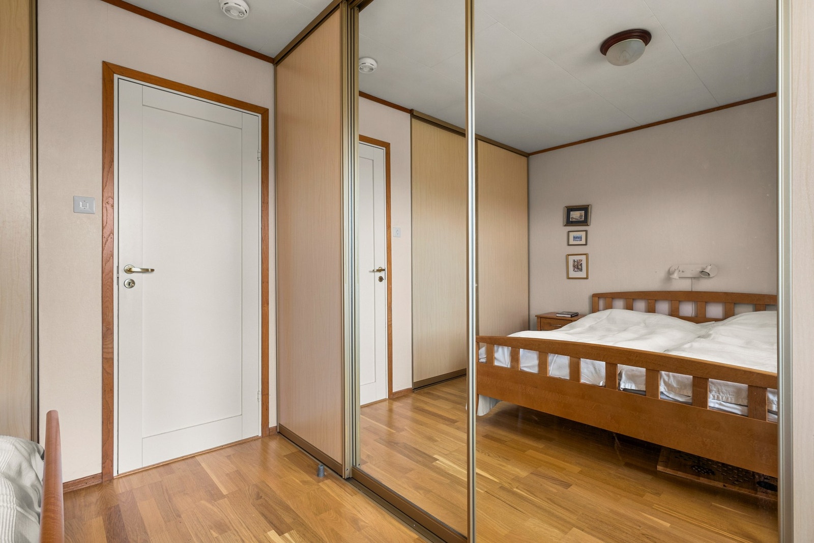 Alle soverommene er av god størrelse og har plass for seng, skrivepult og garderobe. Galleribilde