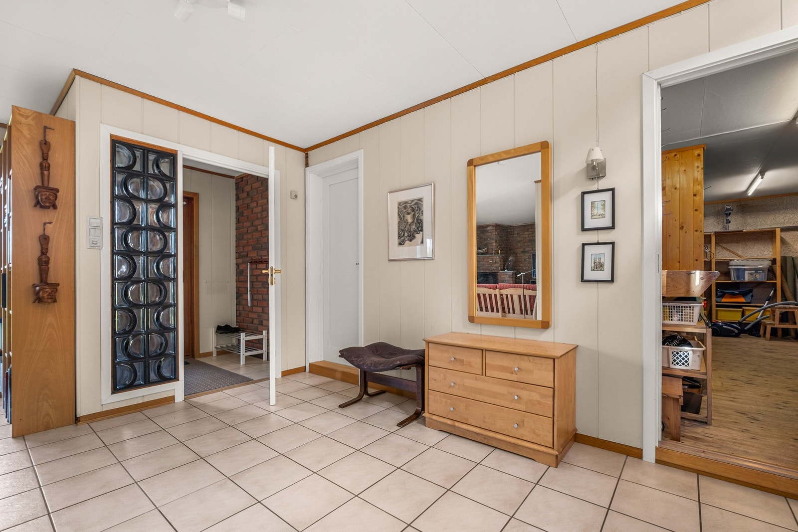 Åpen og romslig hall med flere møbleringsmuligheter i sokkeletasjen. Galleribilde