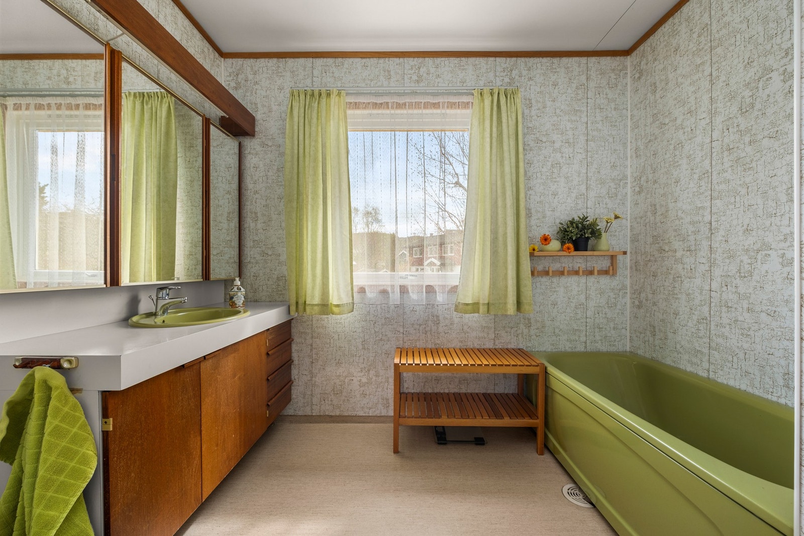 Badet er innredet med gulvvarme, gulvmontert toalett, bide, badekar og servantinnredning. Galleribilde