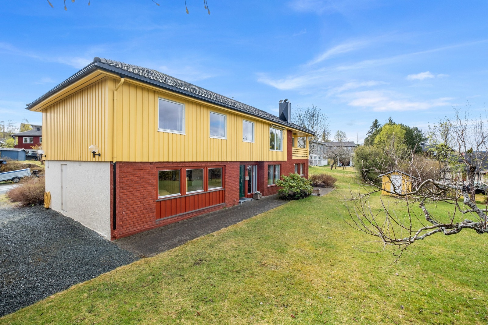 På tomten er det god plass på begge sider for den som ønsker å dyrke selv. Galleribilde