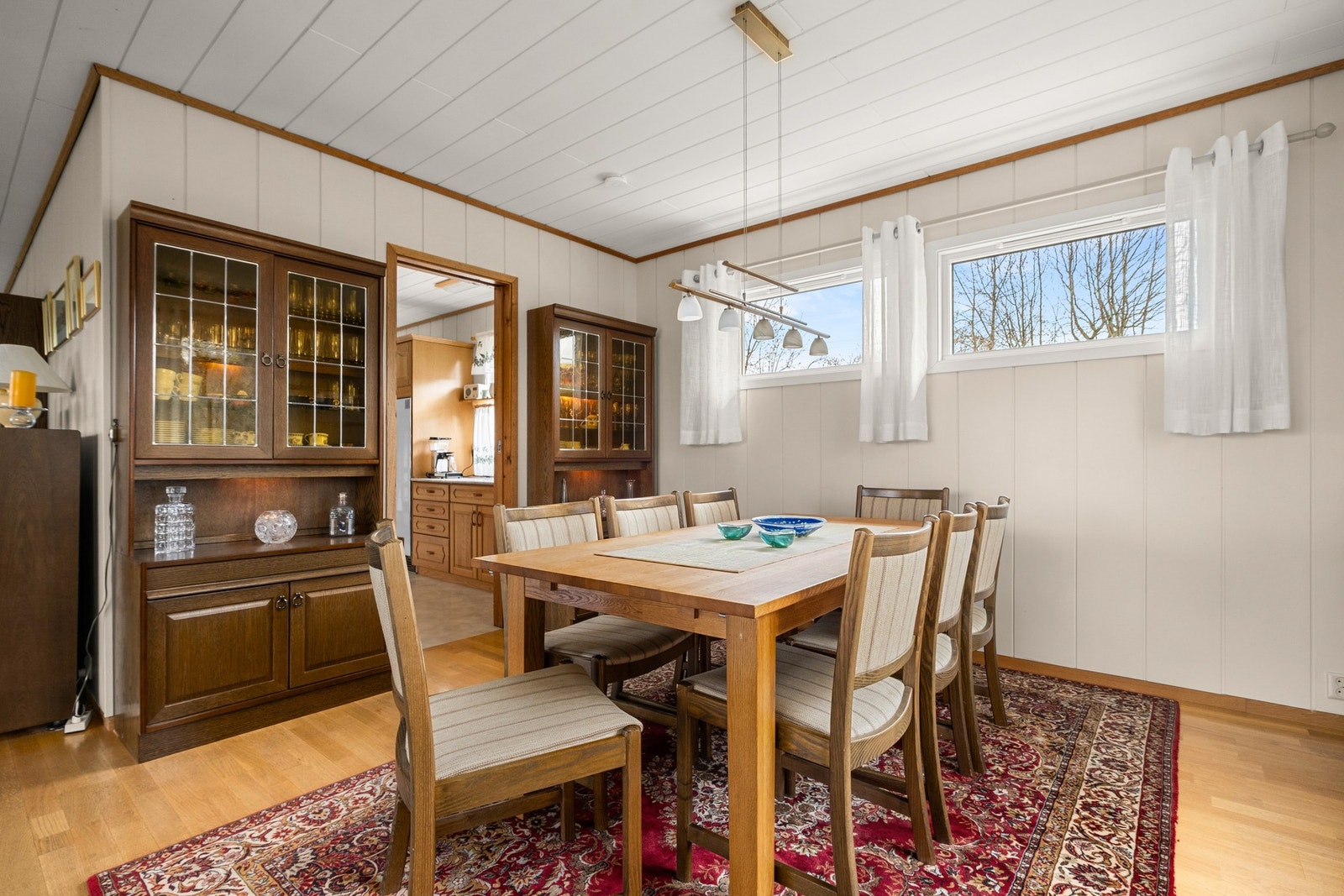 Spisebordet får en naturlig plassering mellom stue/kjøkken. Her er det plass for langbord med hele familien. Galleribilde