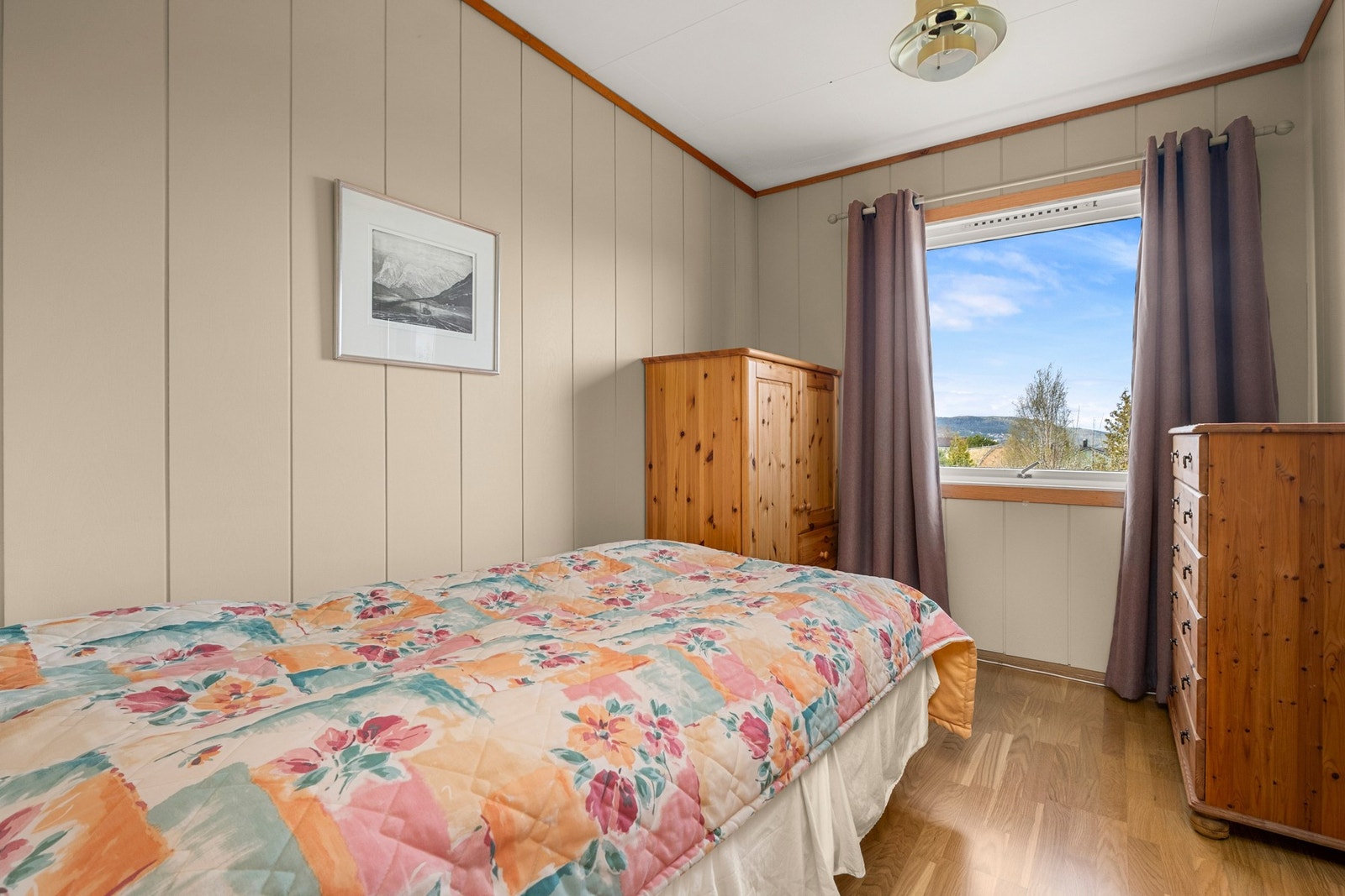 Soverom 3 i 1.etasje er også perfekt som barnerom. Galleribilde