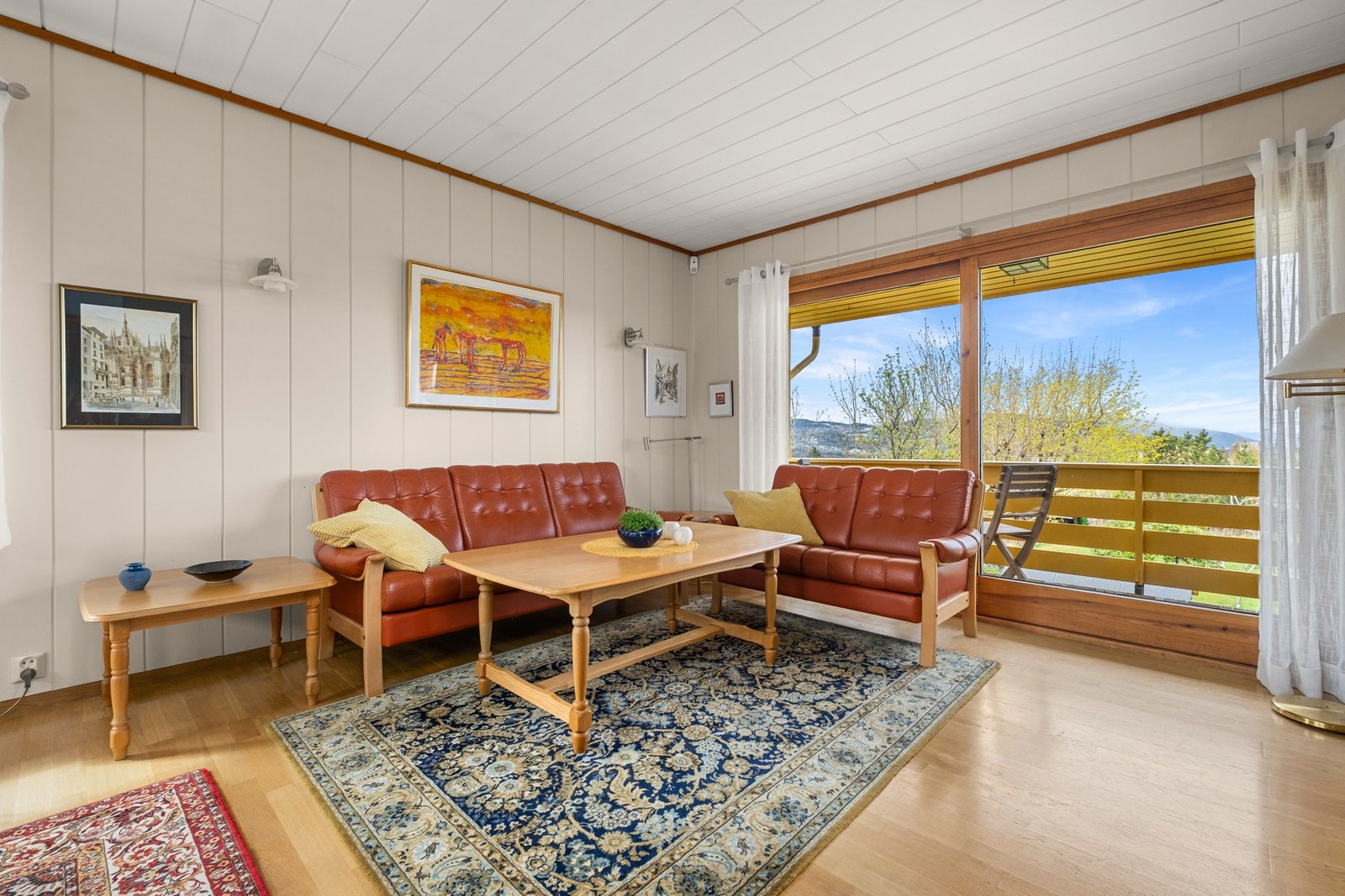 Fra stuen er det direkte utgang til en solrik veranda som vender ut mot hagetomten. Galleribilde