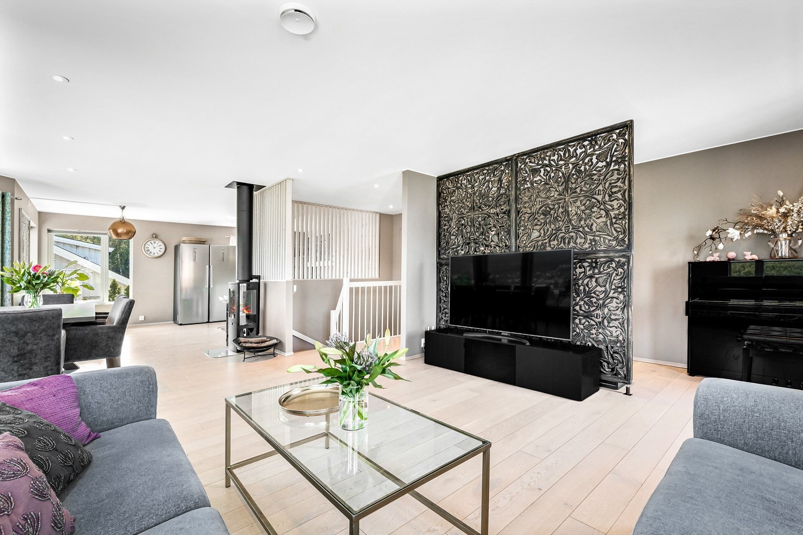 Boligen har en stor og romslig stue med 1-stavs parkett på gulv og slette, malte vegger Galleribilde