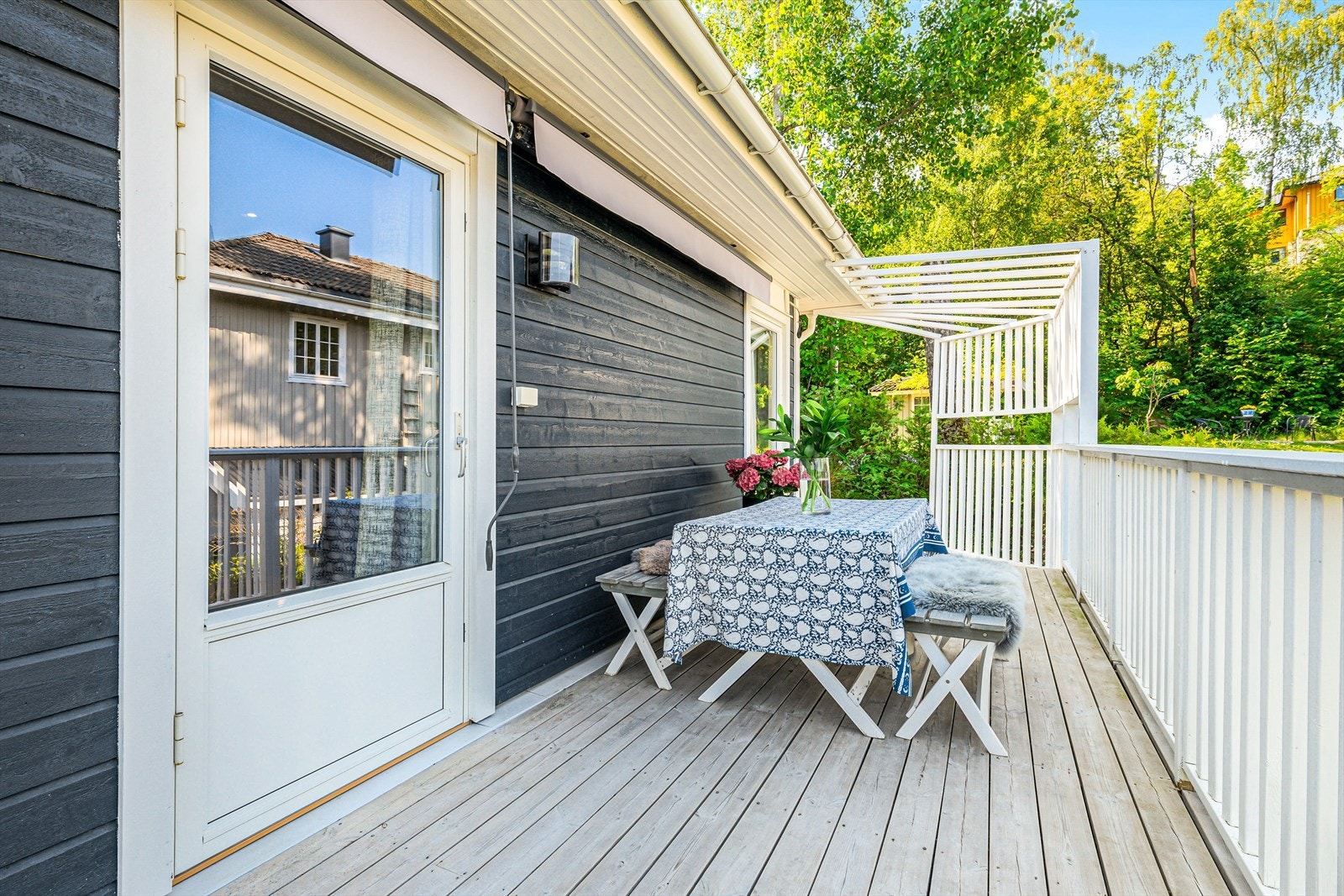 Terrasse med adkomst fra stuen Galleribilde