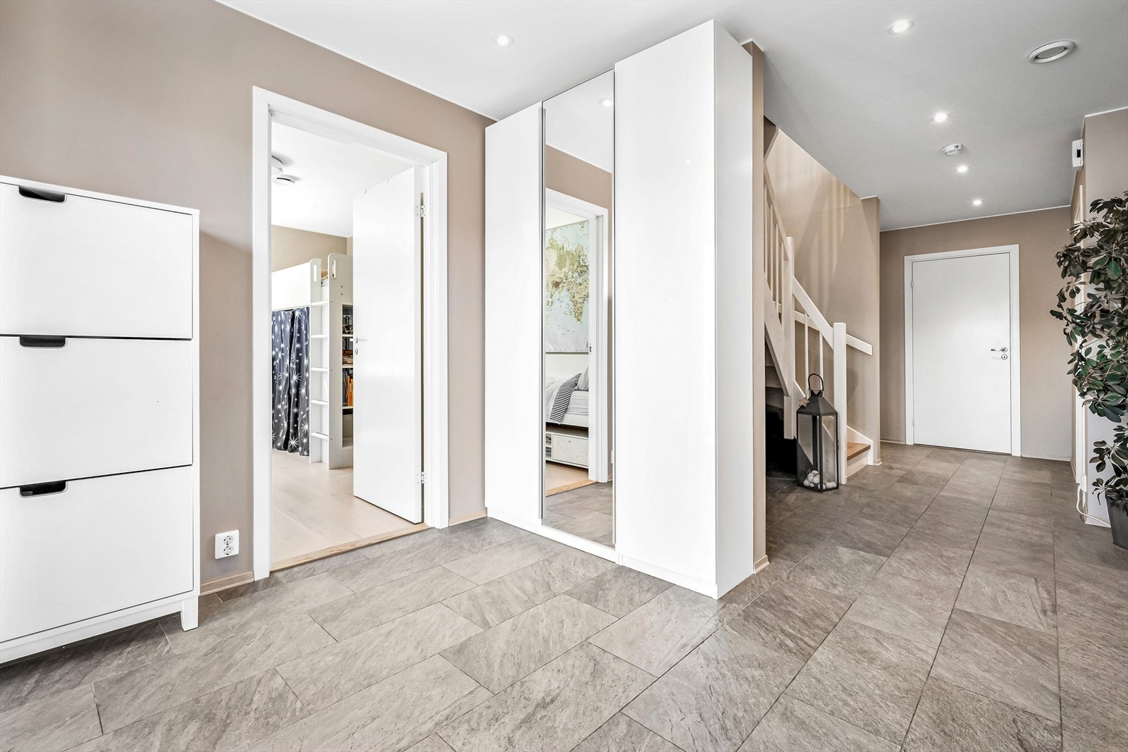 Romslig gang med god plass til oppbevaring i garderobe Galleribilde