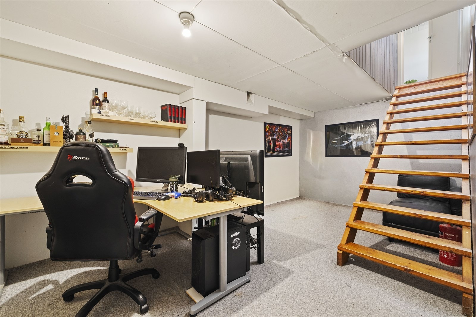 Det er en stor og fin kjeller med mye lagringsplass. Kjelleren er bestående av: trapperom/gang, to boder og vaskerom med sluk. Et rom i kjelleren benyttes i dag som kjellerstue (dette rommet er ikke godkjent for varig opphold). Galleribilde