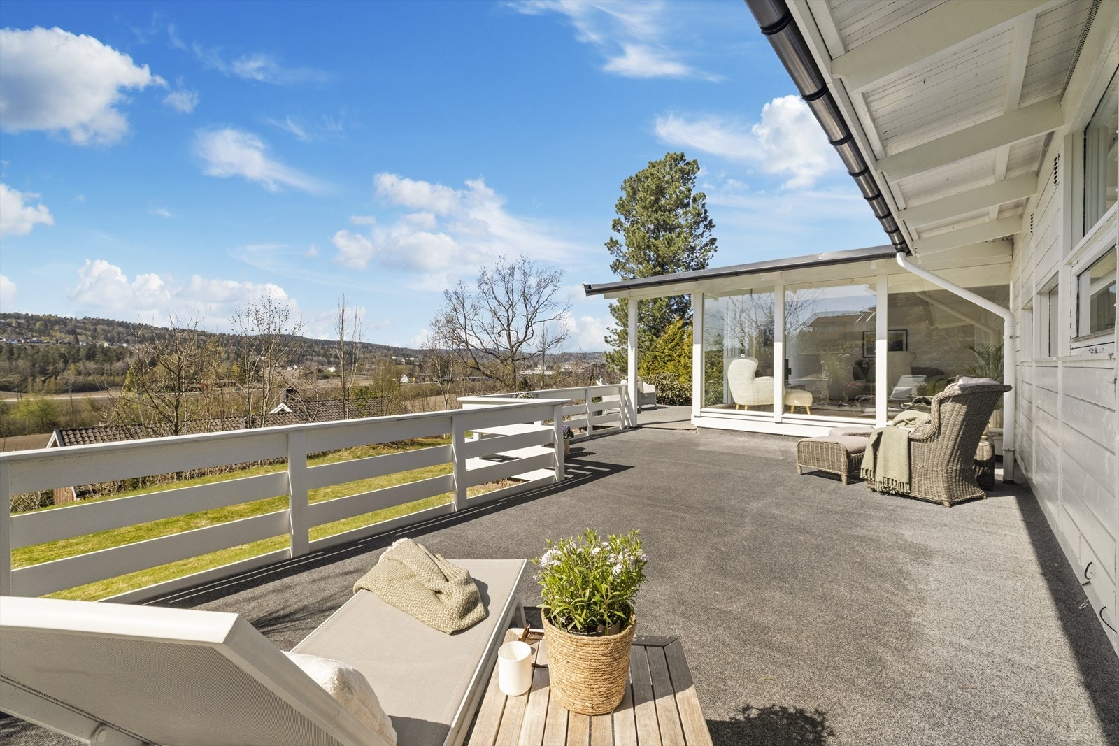 Eindommens uteområder fremstår svært hyggelige med en usjenert terrasse på ca. 73 m². Galleribilde