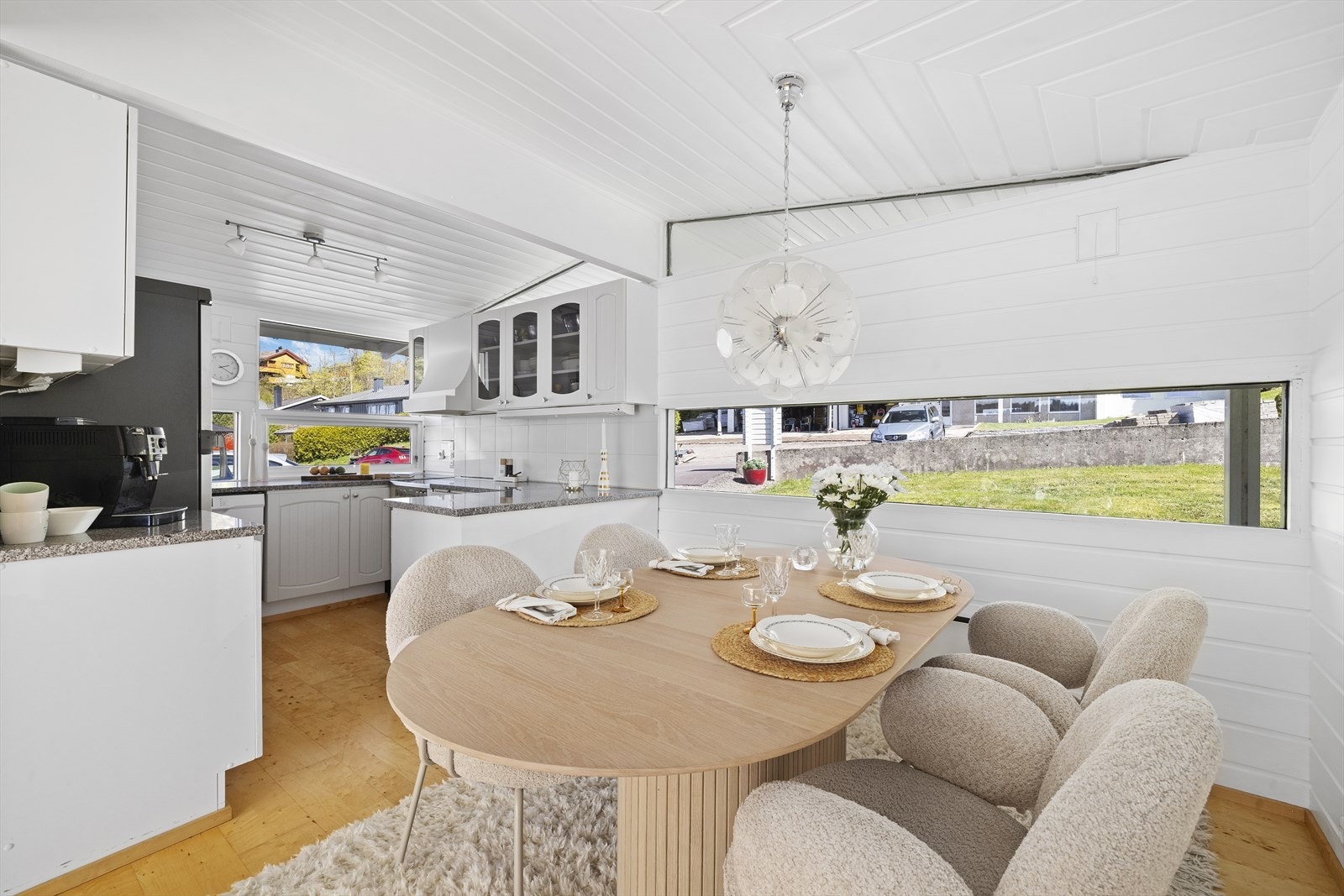 Her er det fint plass til å samle familie og venner for hyggelige samtaler og gode måltider. Galleribilde