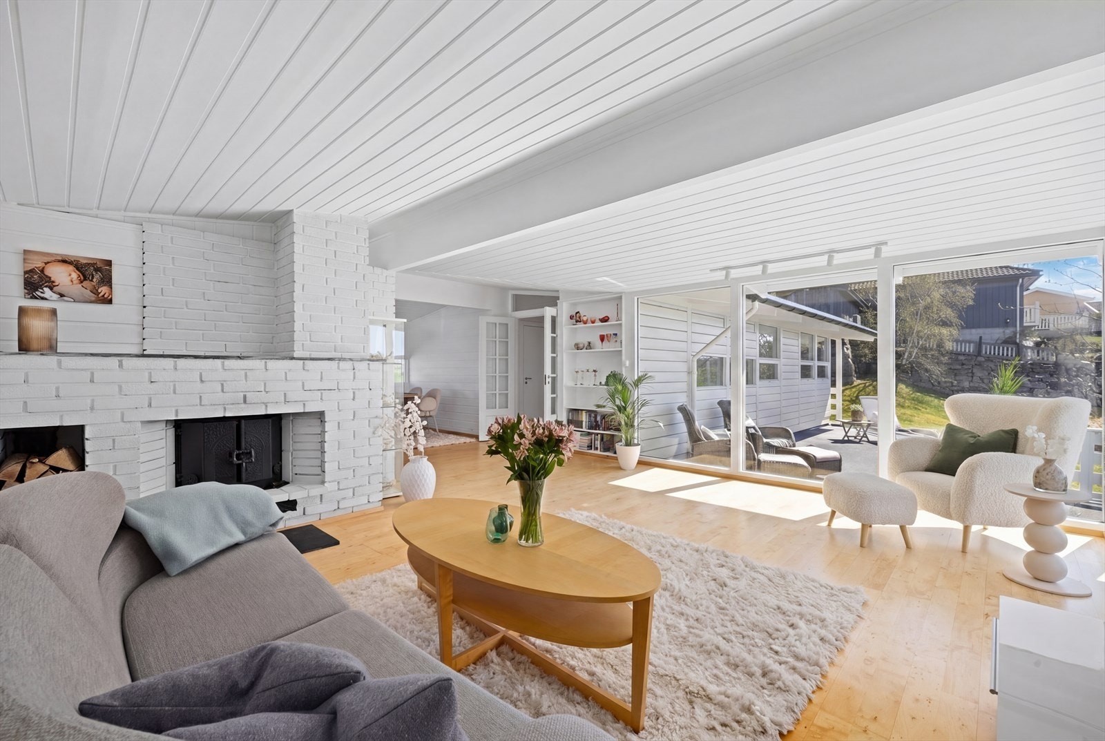 Fra stuen er det direkte utgang til den store terrassen, noe som visuelt forlenger stuen i sommerhalvåret. Galleribilde