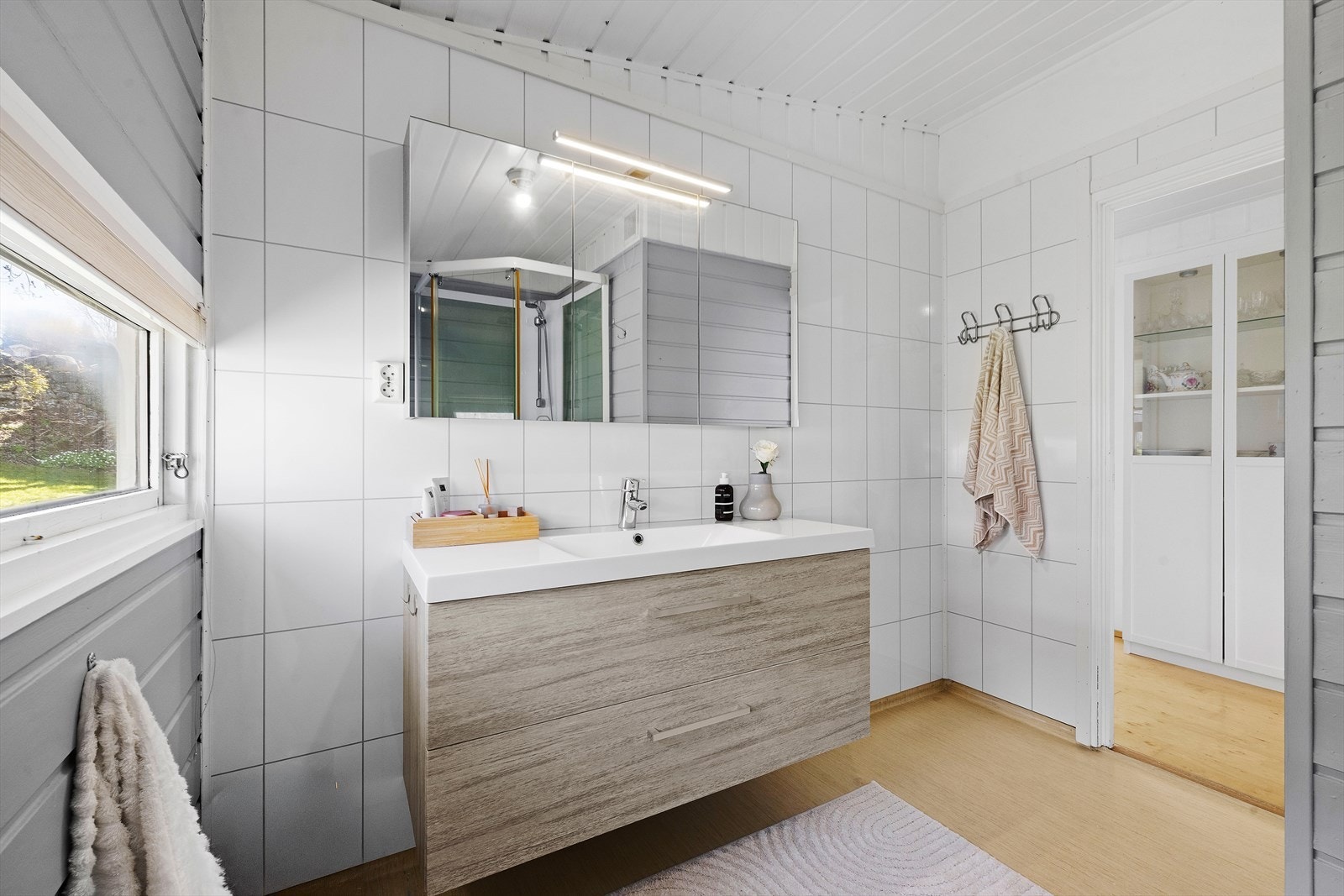 Boligen har en praktisk løsning med bad og et separat toalettrom i 1. etasje. Galleribilde