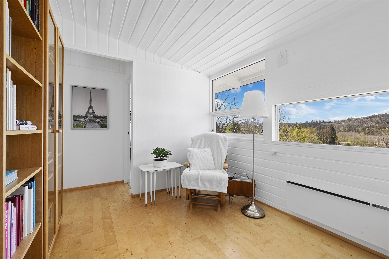 Innvendig fremstår boligen med lyse og nøytrale fargevalg og det er store vindusflater som slipper inn mye naturlig lys. Galleribilde