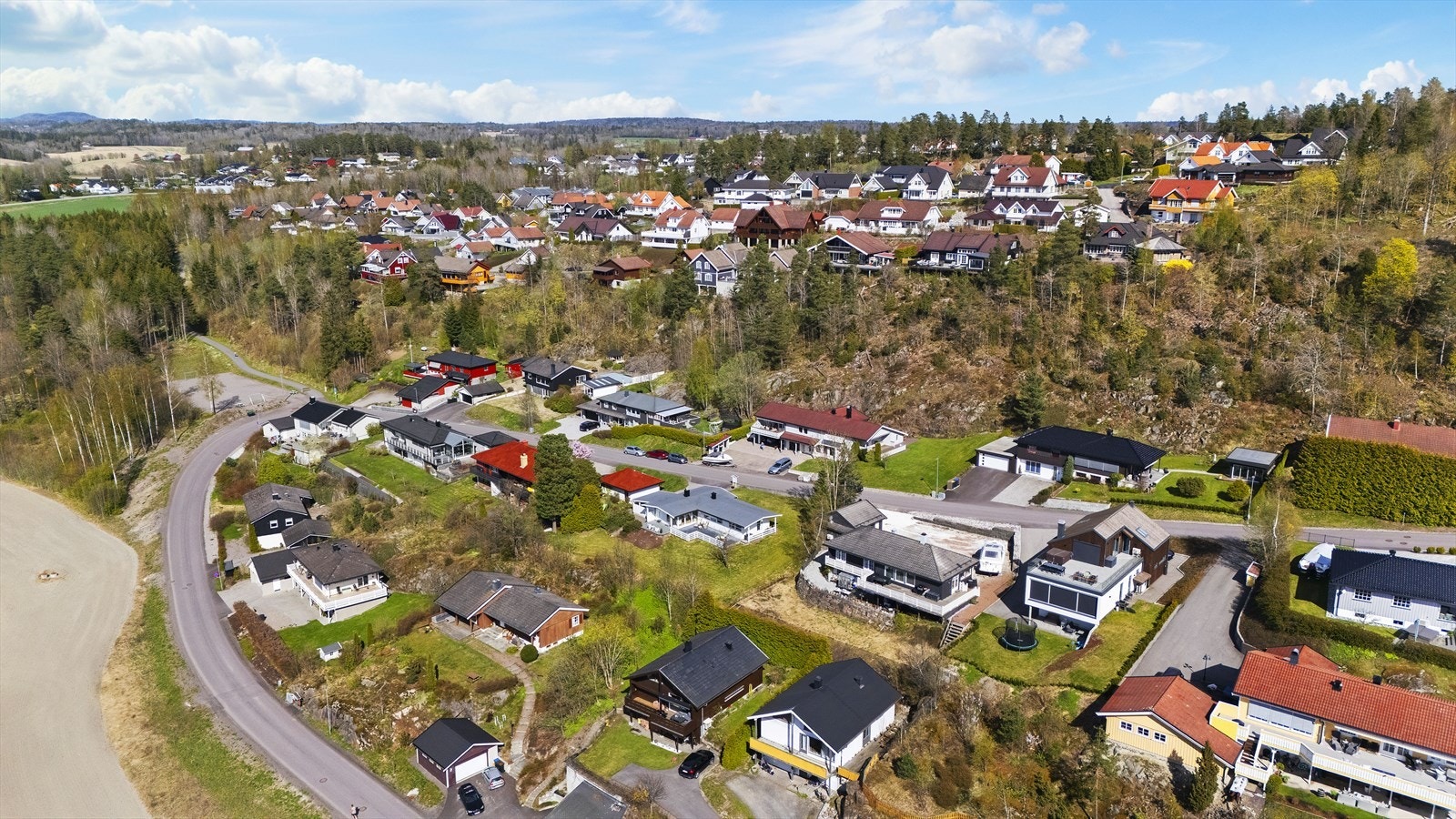 For barnefamilier er beliggenheten ideell, med flere barnehager i nærområdet. Området har også gode skoletilbud, med Røråstoppen skole (1.-7. trinn) og Revetal ungdomsskole (8.-10. trinn) i nærheten, samt kort vei til videregående skole i Tønsberg. Galleribilde