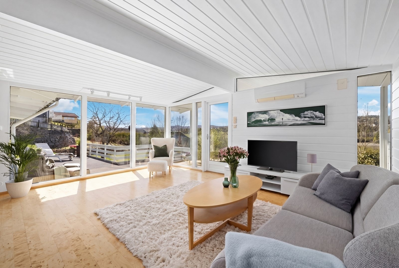 En innholdsrik og koselig enebolig med alt på en flate, sentralt beliggende på Revetal! Galleribilde