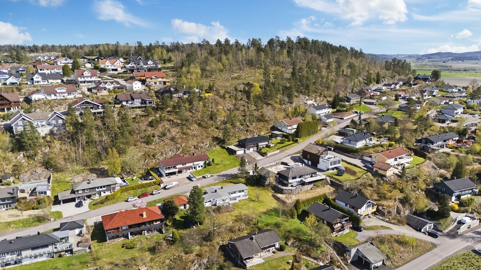 Her bor du i et etablert nabolag som er spesielt godt egnet for både barnefamilier og voksne som ønsker trygge og grønne omgivelser. Galleribilde