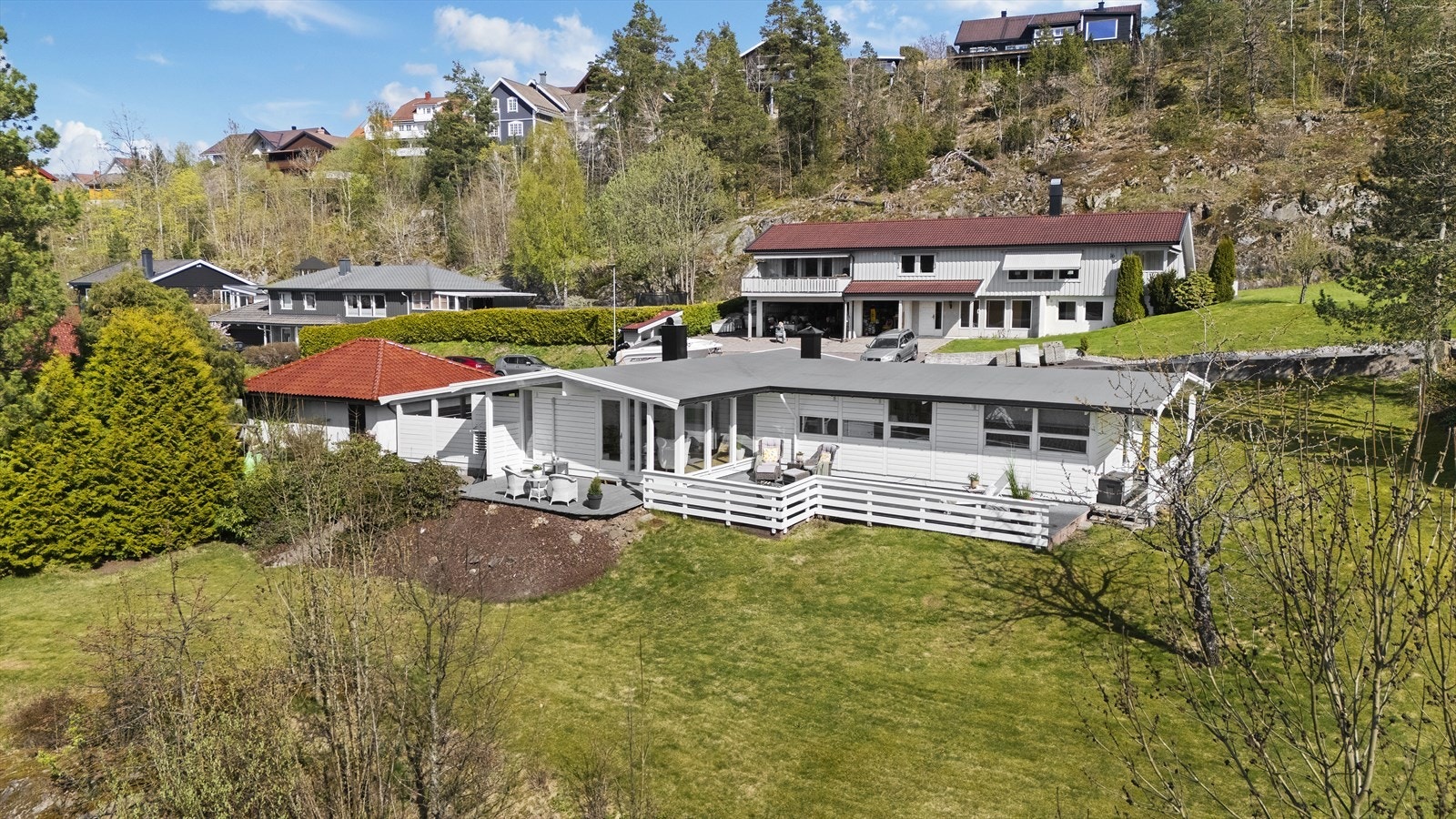 Stor og solrik eiertomt på drøye 1,1 mål, som gir rikelig med boltreplass for både to- og firbente. Galleribilde