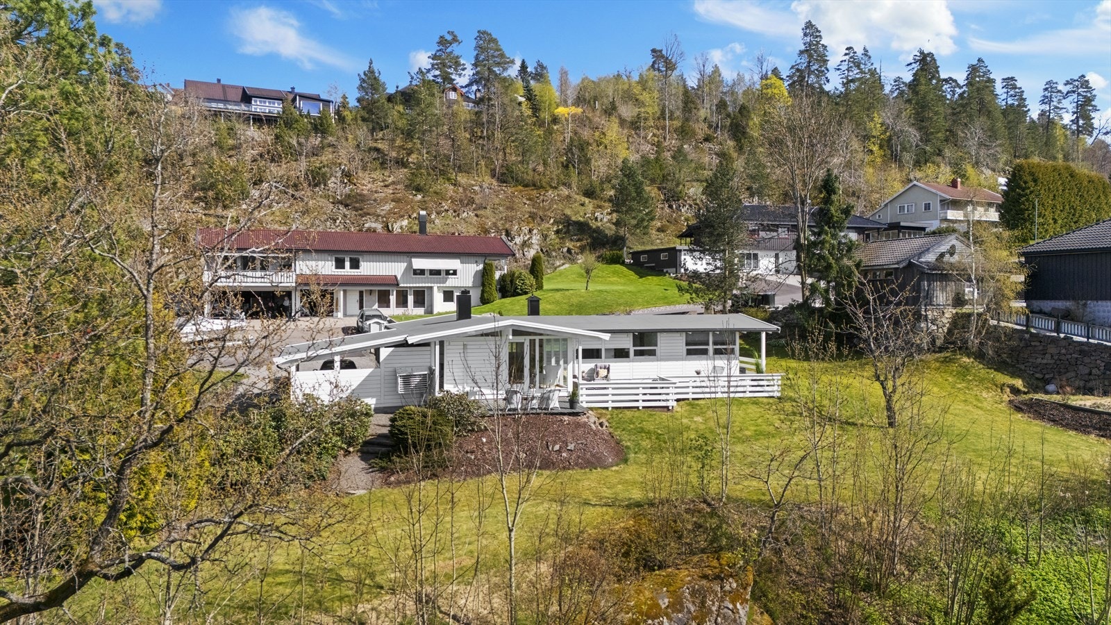 Valleåsen 35 ligger attraktivt til i et rolig og familievennlig område på Revetal, med kort avstand til det meste du trenger i hverdagen. Galleribilde