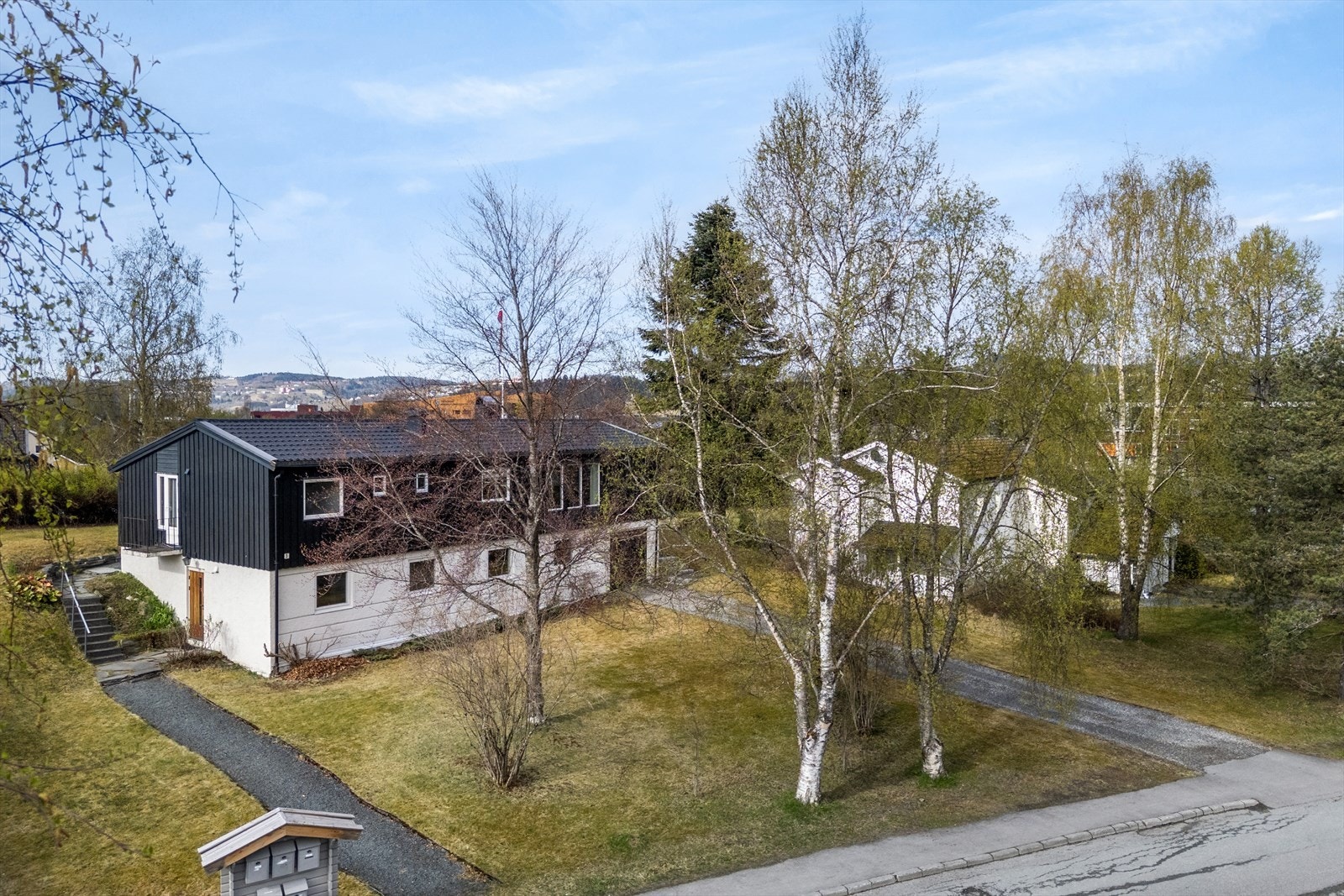 Barnevennlig og stille område med nærhet til både ny skole, barnehage og fine turområder. Galleribilde