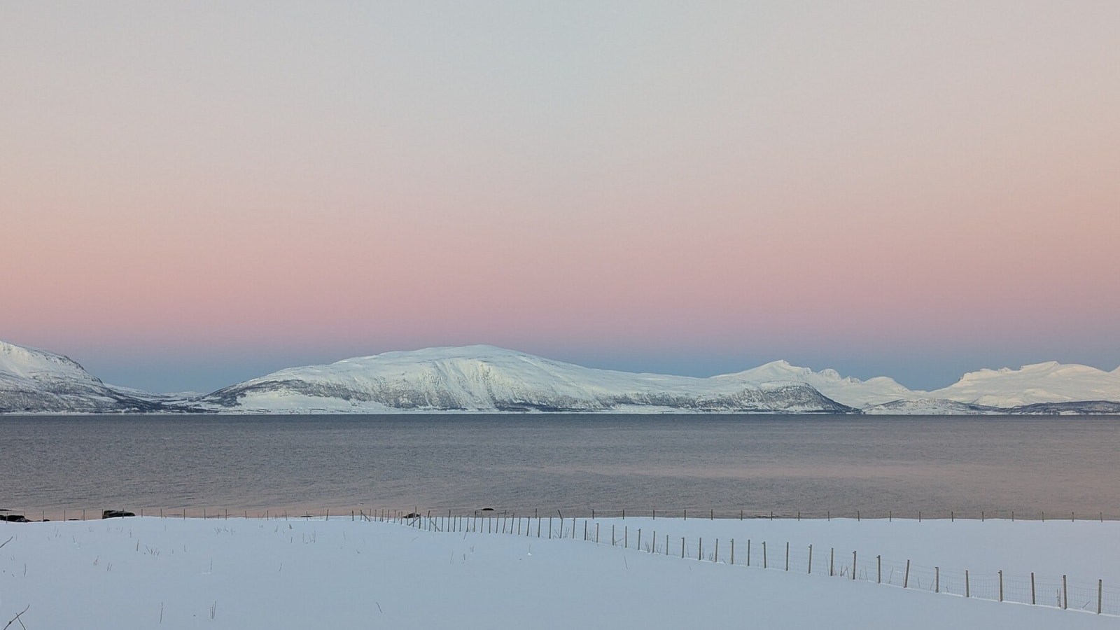 Utsiktsbilde, Ullsfjorden og over mot Reinøya. Galleribilde
