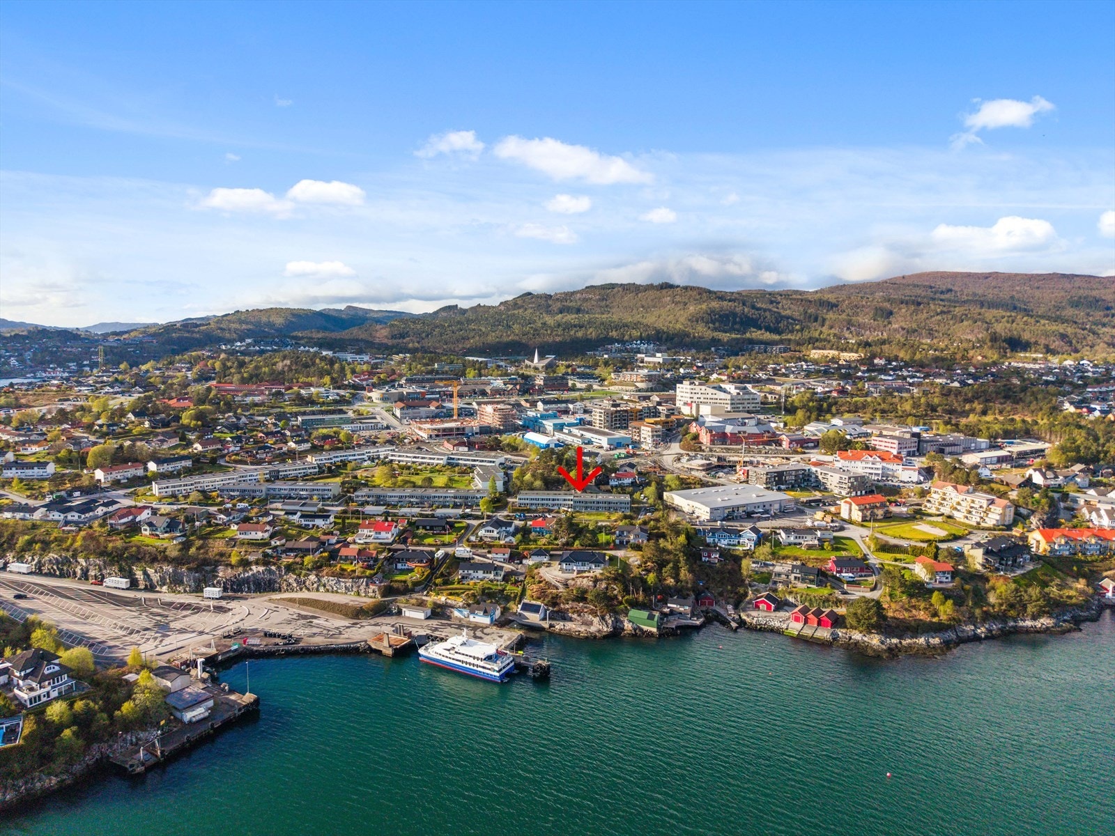 I bakgrunnen ser man Amfi Knarvik senter. Galleribilde