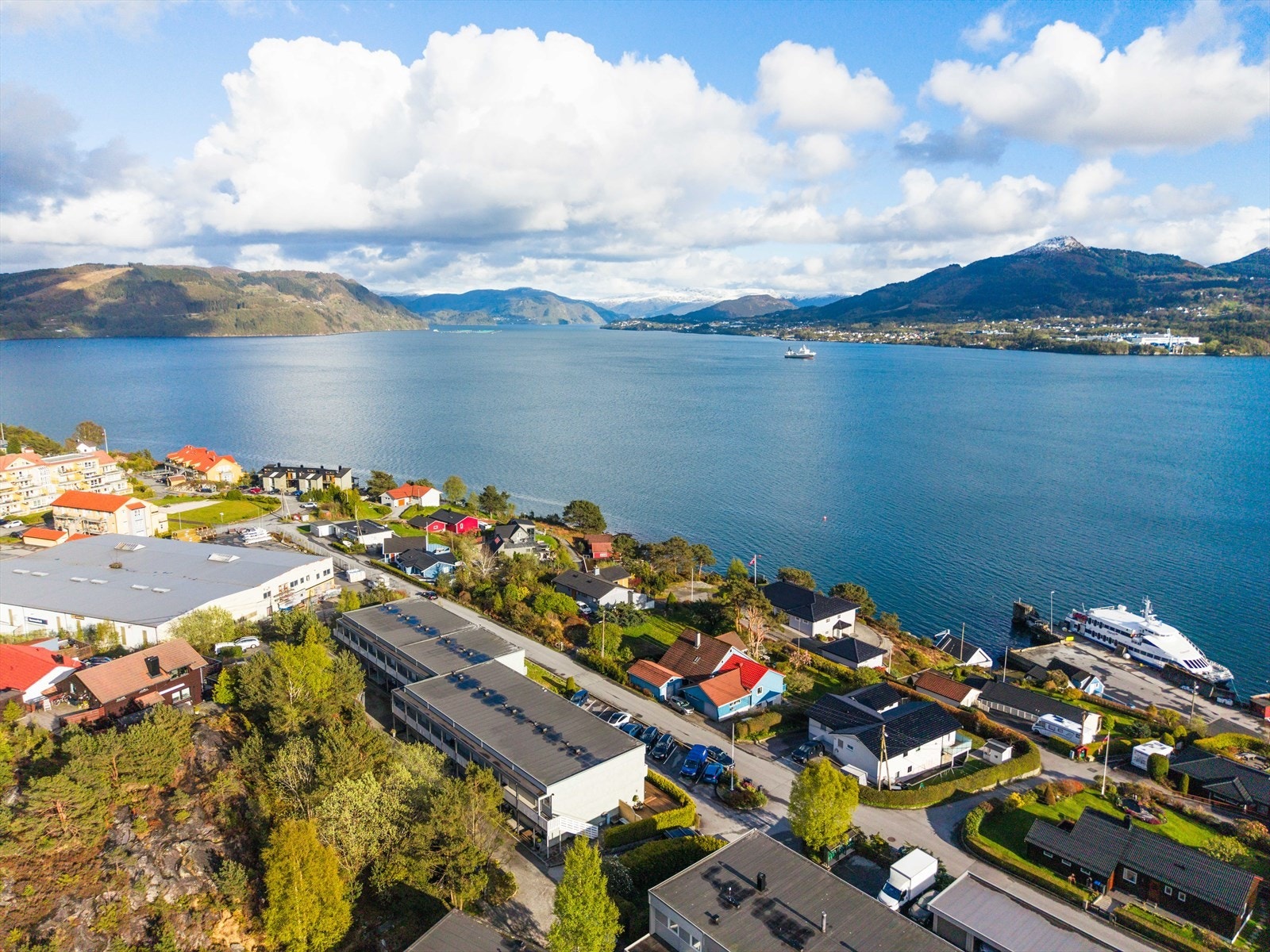 Leiligheten har en sentral beliggenhet med flott sjøutsikt - i hjertet av Knarvik. Galleribilde