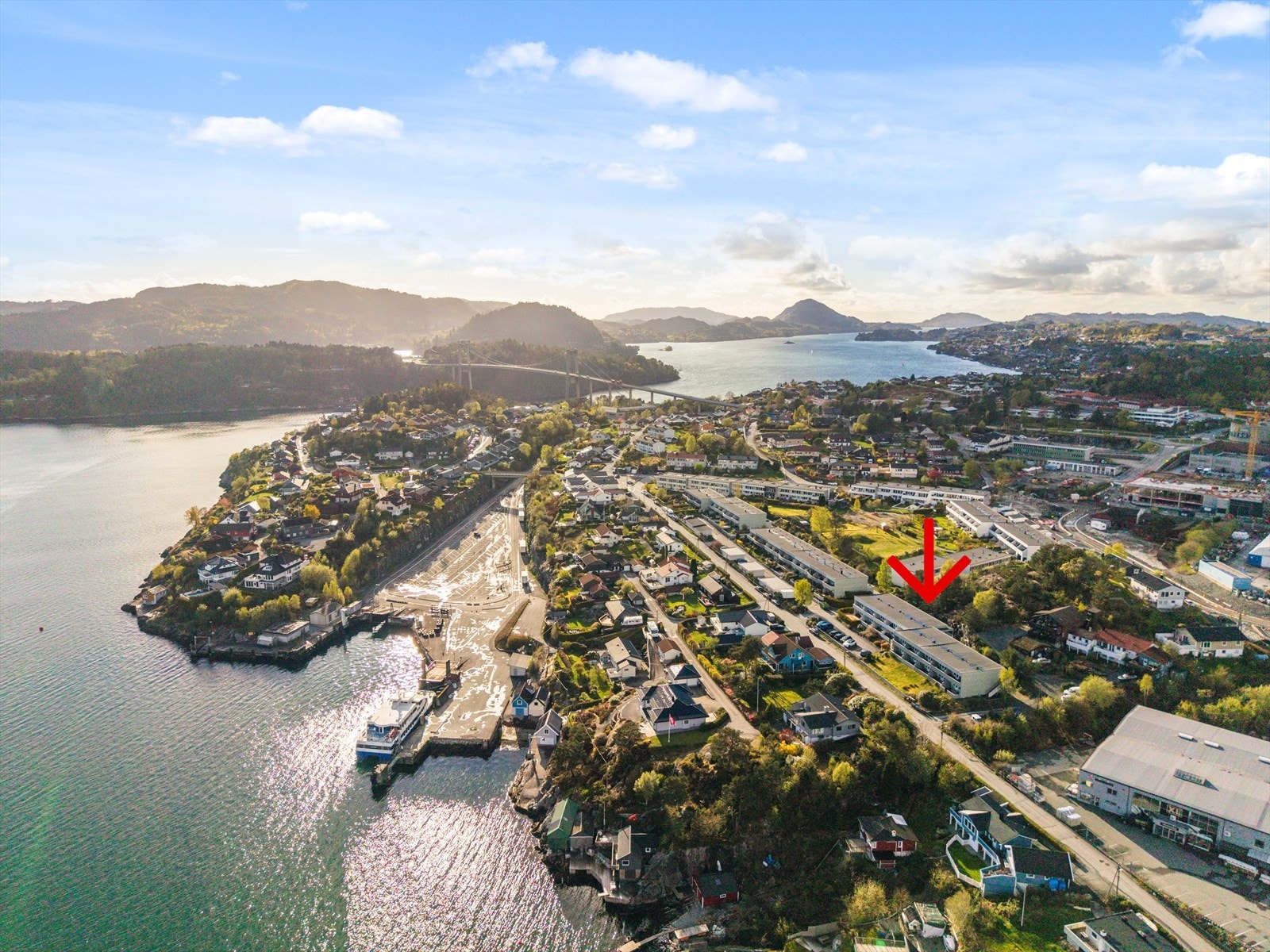 Meget kort gangavstand fra leiligheten til Knarvik kai hvor man kan ta snøggbåten til Bergen sentrum. Galleribilde