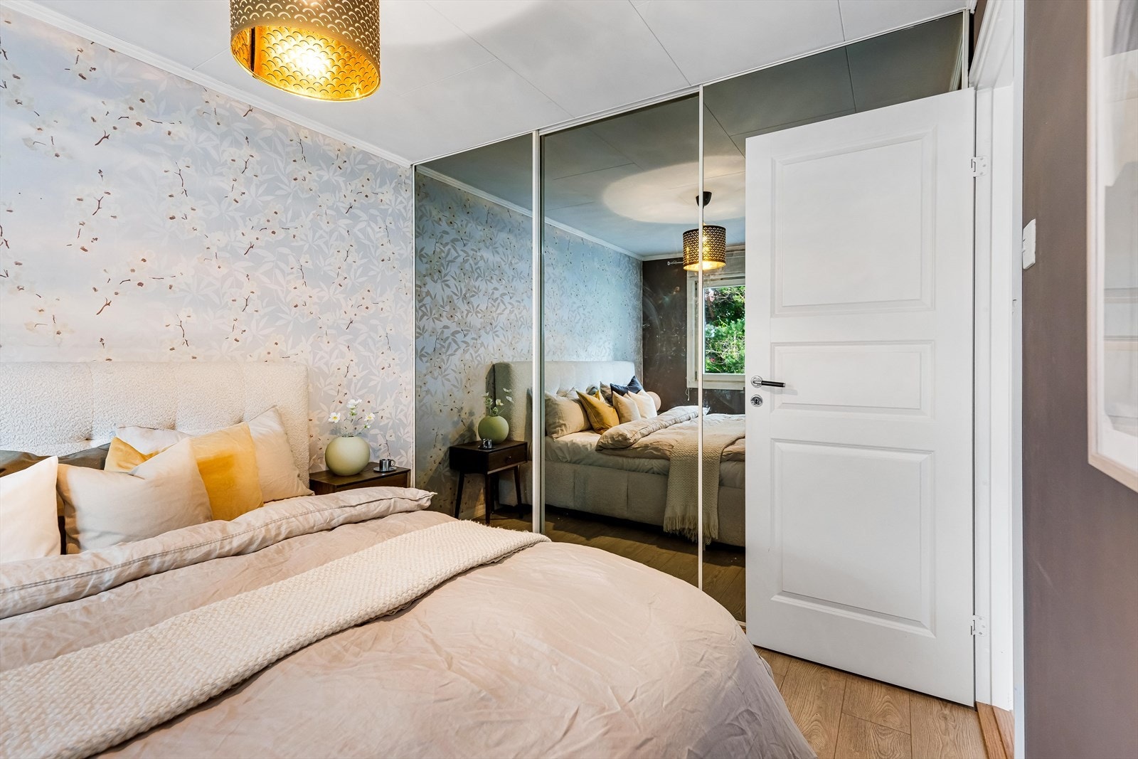 Stor skyvedørsgarderobe med god oppbevaringsplass. Galleribilde
