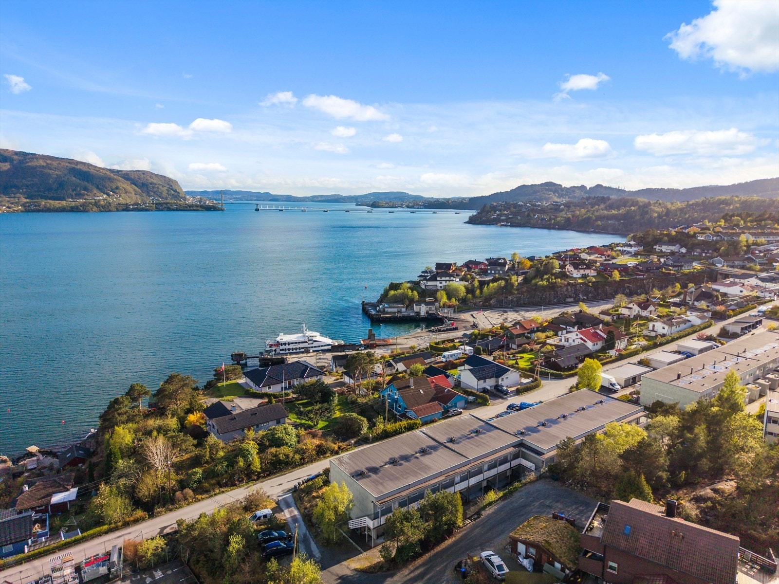 Leiligheten har mer eller mindre perfekt beliggenhet i Knarvik. Panorama utsikt over Osterfjorden. Galleribilde