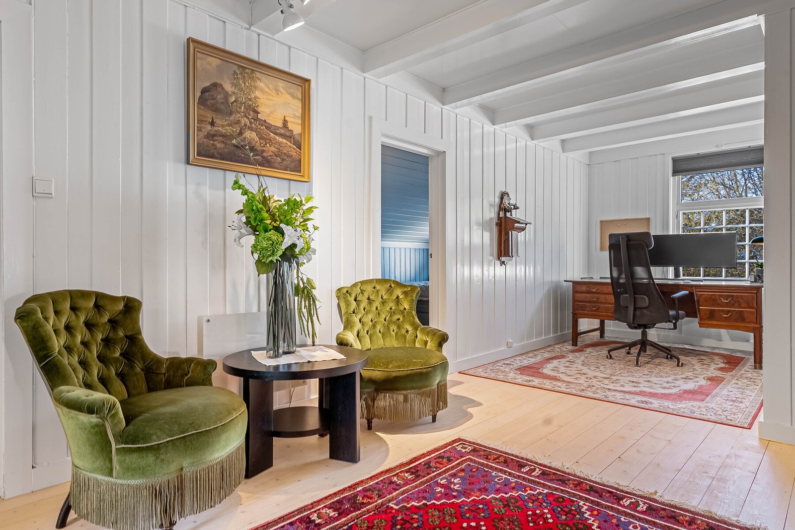 I 2. etasje finner du 3 soverom, mye lagringsplass, en stue/loftsrom med flere muligheter for soverom/kontor/lagring. I tillegg er det et toalett i 2. etasje. Galleribilde