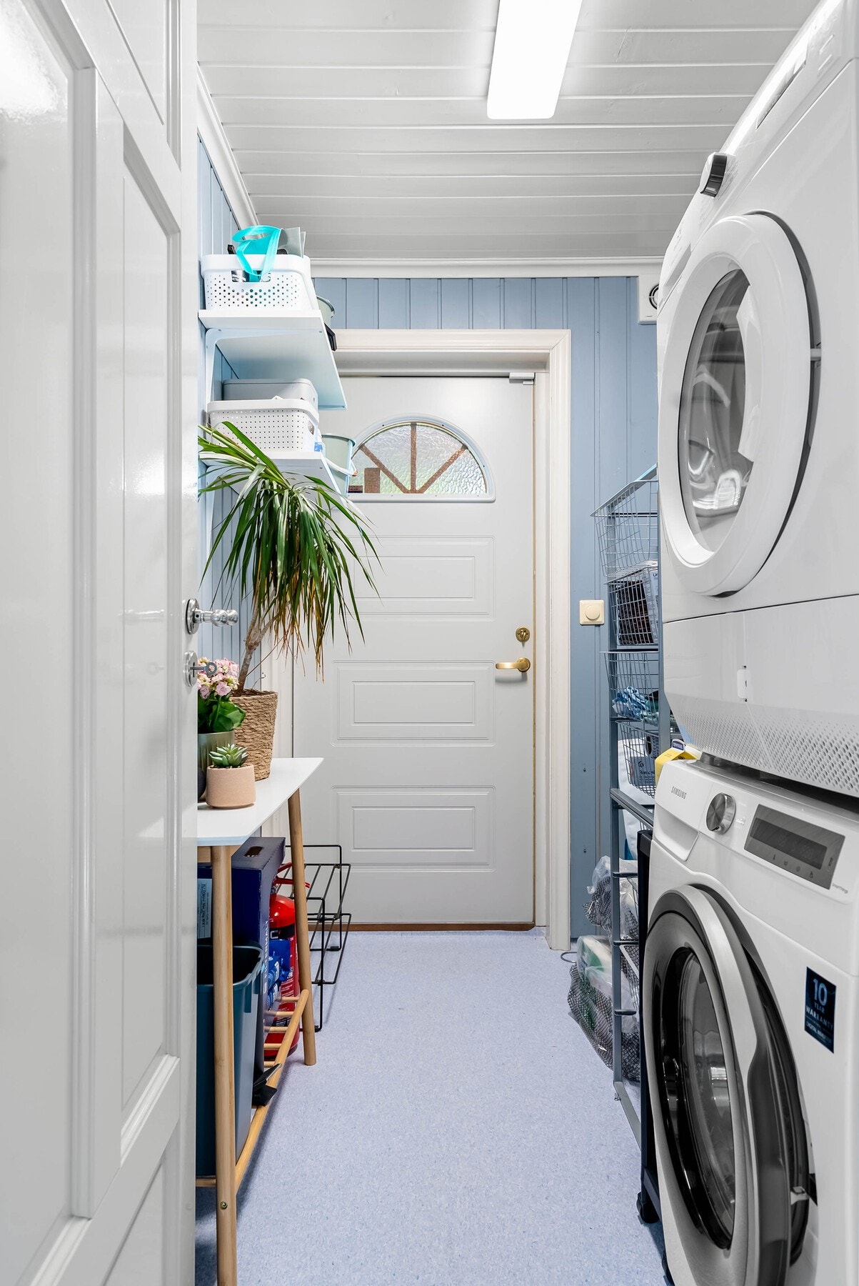 Praktisk vaskerom med egen utgang. Galleribilde