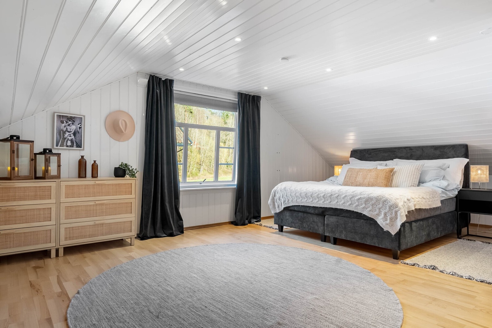 Hovedsoverom med god plass til dobbeltseng, oppbevaringsmøbler, samt inngang til et toalett. Galleribilde