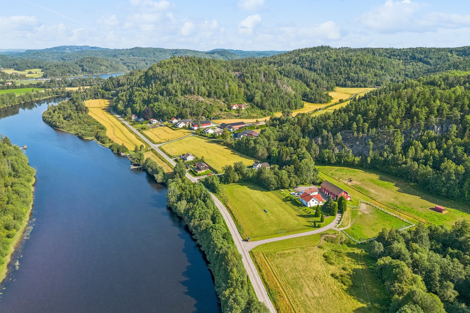 Eiendommen er på ca 3,4 mål. I tillegg kan du leie områdene rundt for en god pris. Galleribilde